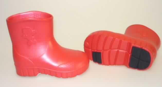 Gummistiefel (lt. Antrag: DUX kids Gummistiefel, siehe Foto)
- wasserdicht,
- mit Laufsohlen aus (lt. Antrag) Kautschuk,
- mit Oberteil aus (lt. Antrag) Kautschuk, nicht durch Nähen, Nieten, Nageln, Schrauben, 
  Stecken oder ähnliche Verfahren zusammengefügt,
- ohne Metallschutz in der Vorderkappe,
- den Knöchel, jedoch nicht das Knie bedeckend (Schafthöhe: 10 cm bei Größe 20-22)