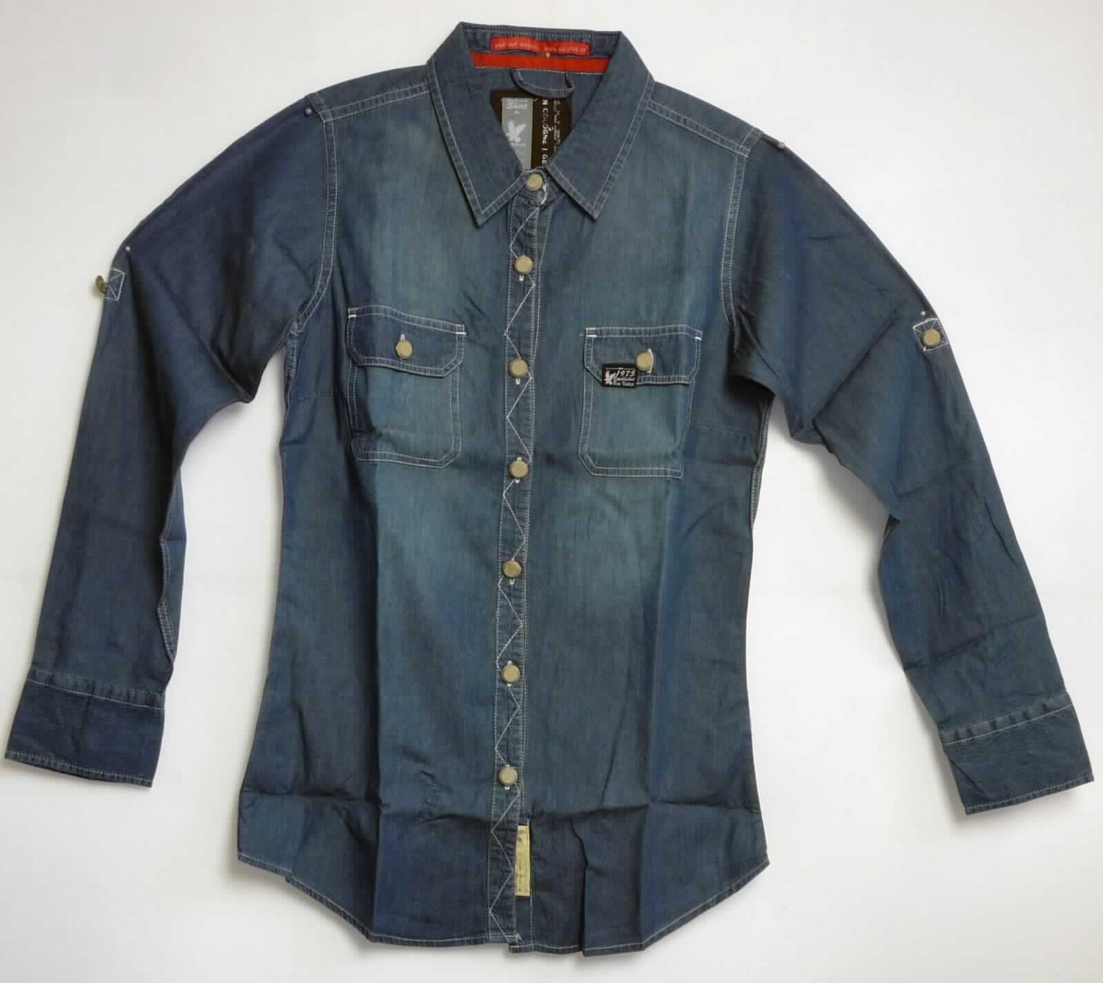Hemdbluse, sog. Raw Vintage Jeans Shirt, Art. 33-5007-20, Größe M, Foto siehe Anlage,
- aus ca. 0,4 mm dicken, buntgewebten Geweben aus laut Antrag 100 % Baumwolle,
- bis etwa zum Schritt reichend (Rückenlänge: ca. 70 cm),
- mit Umlegekragen (u. a. somit kein T-Shirt),
- im Rücken mit Schultersattel,
- vorn mit einer durchgehenden Öffnung mit Knopfverschluss von rechts über links (Frauenkleidung),
- mit langen Ärmeln mit manschettenartigen Abschlüssen; auf der Innenseite mit einer angenähten Lasche, 
  im Bereich des Oberarms mit einem Knopf zum Fixieren der aufgerollten Ärmel,
- mit zwei aufgesetzten Brusttaschen mit Patte und Knopfverschluss,
- den Hemden für Männer entsprechend zugeschnitten,
- am unteren, abgerundeten Rand durch Umschlagen und Festnähen gesäumt.

"Hemdbluse, aus Geweben, für Frauen, aus Baumwolle, nicht nach dem Batikverfahren handbedruckt"