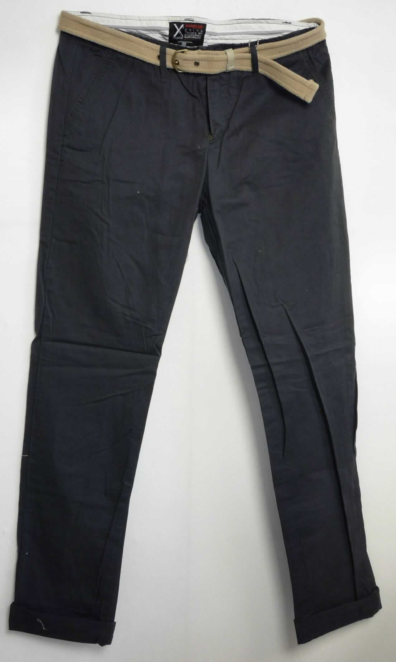 Lange Hose mit Gürtel, sog. Xylontum Chino Trouser woman, navy, Art. 33-3589-10, Größe 38, Foto siehe Anlage,
- stellt sich als Warenzusammenstellung dar,
- laut Antrag in einem Polybeutel gemeinsam zur Befriedigung eines speziellen Bedarfs für den Einzelverkauf 
  aufgemacht,
- lange Hose: 
-- aus ca. 0,4 mm dicken, einfarbigen Geweben aus laut Antrag 100 % Baumwolle, 
-- in der Taille abschließend, mit einem Bund mit Gürtelschlaufen; 
-- vorn mit einer kurzen Öffnung mit Reißverschluss, am Bund mit Knopfverschluss; mit überlappender Patte von
   links über rechts (Männerkleidung), 
-- vorn mit zwei schräg eingesetzten Taschen ausgestattet,
-- hinten mit zwei eingesetzten Gesäßtaschen mit Knopfverschluss,   
-- mit knöchellangen Hosenbeinen, 
-- an den Beinabschlüssen durch Umschlagen und Festnähen gesäumt,
-- keine Arbeits- und Berufskleidung,
- Gürtel (Bekleidungszubehör): 
-- durch die Gürtelschlaufen der langen Hose gezogen,
-- mit einer Länge von etwa 111 cm und einer Breite von etwa 2,5 cm, insgesamt bis etwa 4 mm dick, 
-- aus festen, einfarbigen Geweben aus Spinnstoffen, 
-- mit einer Gürtelschnalle und Ösen aus unedlem Metall sowie einer Schlaufe aus Leder,
-- durch Zusammenfügen konfektioniert,
-- ohne Hinweise auf Handarbeit,
- nach Umfang und Bedeutung in Bezug auf die Verwendung bestimmt die lange Hose den Charakter 
  der Warenzusammenstellung.

"Lange Hose, aus Geweben, für Männer, aus Baumwolle, andere als Arbeits- und Berufsbekleidung, 
 andere als in den Unterpositionen 6203 4231 und 6203 4233 genannte"