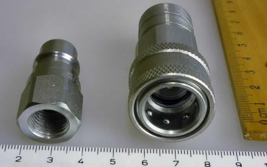 Selbsttätiges Absperrventil für Hydraulikleitungen, sog. "Schnellverschlusskupplung", aus Stahl, mit 1/4"-Innengewindeanschluss, federbetätigt, mit mittigem kegelförmigen Verschlusskörper, in Ausführungen als
- Stecker, mit zylindrischer Form mit umlaufender Verriegelungsnut, oder
- Muffe, mit längs verschiebbarer Verriegelungshülse, mit Verriegelungsmechanik durch acht gleichmäßig auf dem Umfang angeordnete Kugeln,
zum Anbau an Hydraulikleitungen verschiedener Aggregate und Maschinen (z.B. Landwirtschaft, Baumaschinen), zur Herstellung einer auslaufsicheren Trennstelle (Steckkupplung aus jeweils einem Stecker und einer Muffe) in Hydraulikkreisläufen, z.B. zum werkzeuglosen Austausch von Anbaugeräten.

Die Ware ist als "Ventil für die ölhydraulische Energieübertragung, nicht für bestimmte Luftfahrzeuge" einzureihen.