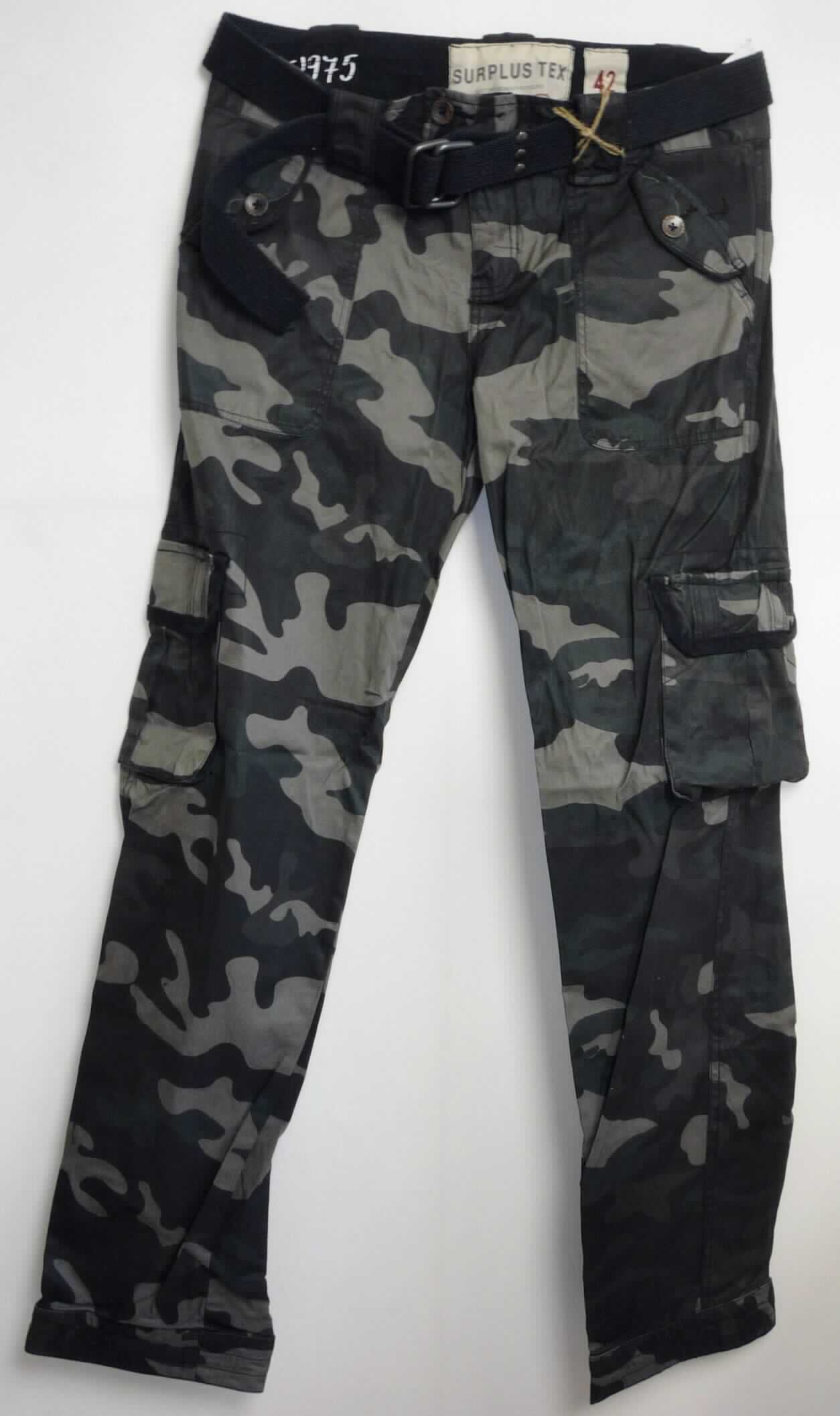 Lange Hose mit Gürtel, sog. Ladies Premium Trouser black camo, Art. 33-3588-42, Größe 42, Foto siehe Anlage,
- stellt sich als Warenzusammenstellung dar,
- laut Antrag in einem Polybeutel gemeinsam zur Befriedigung eines speziellen Bedarfs für den Einzelverkauf 
  aufgemacht,
- lange Hose: 
-- aus ca. 0,4 mm dicken, bedruckten Geweben aus laut Antrag 100 % Baumwolle, 
-- in der Taille abschließend, mit einem angesetzten Bund mit Gürtelschlaufen; 
-- vorn mit einer kurzen Öffnung mit Reißverschluss, am Bund mit Knopfverschluss; mit überlappender Patte von
   links über rechts (Männerkleidung), 
-- vorn mit zwei aufgesetzten Taschen mit Patte und Knopfverschluss, seitlich im Kniebereich mit 
   zwei aufgesetzten Balgtaschen mit Patte und Druckknopfverschluss ausgestattet,
-- hinten mit zwei aufgesetzten Gesäßtaschen mit Patte und Knopfverschluss,   
-- mit knöchellangen Hosenbeinen, 
-- an den Hosenbeinenden mit angesetzten, doppelt gearbeiteten Abschlüssen; durch mehrere Ziernähte versteppt,
-- keine Arbeits- und Berufskleidung,
- Gürtel (Bekleidungszubehör): 
-- durch die Gürtelschlaufen der langen Hose gezogen,
-- mit einer Länge von etwa 135 cm und einer Breite von etwa 4 cm, insgesamt bis etwa 3,1 mm dick, 
-- aus festen, einfarbigen Geweben aus Spinnstoffen, 
-- mit zwei sog. Ringschnallen in nahezu rechteckiger Form und Nieten aus unedlem Metall,
-- durch Zusammenfügen konfektioniert,
-- ohne Hinweise auf Handarbeit,
- nach Umfang und Bedeutung in Bezug auf die Verwendung bestimmt die lange Hose den Charakter 
  der Warenzusammenstellung.

"Lange Hose, aus Geweben, für Männer, aus Baumwolle, andere als Arbeits- und Berufsbekleidung, 
 andere als in den Unterpositionen 6203 4231 und 6203 4233 genannte"