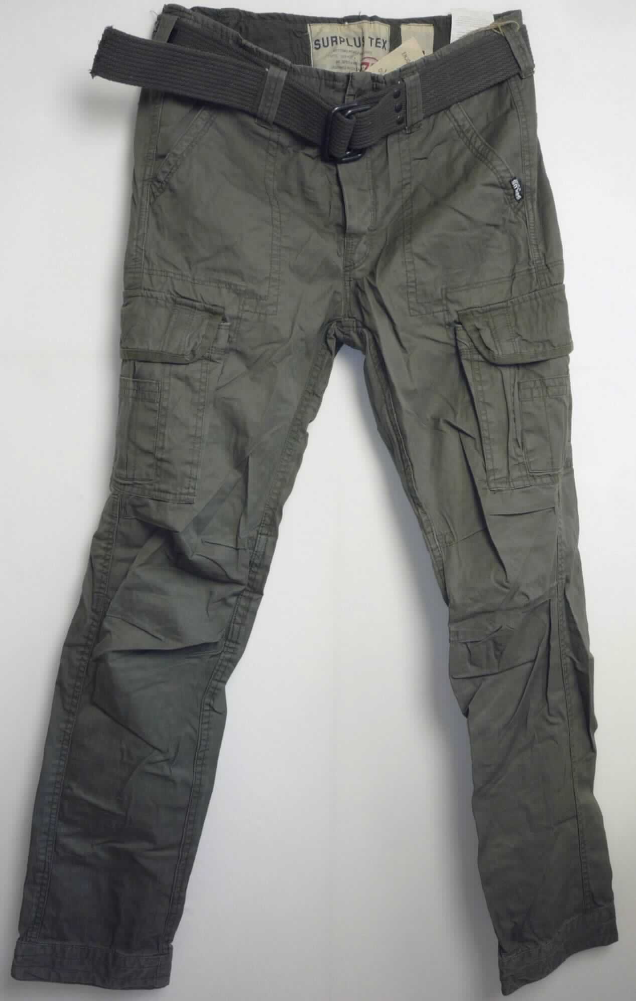 Lange Hose mit Gürtel, sog. Premium Trouser slimmy, oliv, Art. 05-3602-61, Größe L, Foto siehe Anlage,
- stellt sich als Warenzusammenstellung dar,
- laut Antrag in einem Polybeutel gemeinsam zur Befriedigung eines speziellen Bedarfs für den Einzelverkauf 
  aufgemacht,
- lange Hose: 
-- aus ca. 0,4 mm dicken, einfarbigen Geweben aus laut Antrag 100 % Baumwolle, 
-- in der Taille abschließend, mit einem Bund mit Gürtelschlaufen; 
-- vorn mit einer kurzen Öffnung mit Knopfverschluss; mit überlappender Patte von
   links über rechts (Männerkleidung), 
-- vorn mit zwei schräg eingesetzten Taschen, seitlich oberhalb der Knie mit zwei aufgesetzten Balgtaschen 
   mit Patte und Druckknopfverschluss auf die zusätzlich eine kleine Tasche aufgesetzt ist,
-- im Gesäßbereich mit zwei aufgesetzten Balgtaschen mit Patte und Knopfverschluss,   
-- mit knöchellangen Hosenbeinen, 
-- an den Hosenbeinenden mit angesetzten, doppelt gearbeiteten Abschlüssen; durch mehrere Ziernähte versteppt,
-- keine Arbeits- und Berufskleidung,
- Gürtel (Bekleidungszubehör): 
-- durch die Gürtelschlaufen der langen Hose gezogen,
-- mit einer Länge von etwa 127 cm und einer Breite von etwa 4,5 cm, insgesamt bis etwa 3,4 mm dick, 
-- aus festen, einfarbigen Geweben aus Spinnstoffen,
-- mit zwei sog. Ringschnallen in nahezu rechteckiger Form und Nieten aus unedlem Metall,
-- durch Zusammenfügen konfektioniert,
-- ohne Hinweise auf Handarbeit,
- nach Umfang und Bedeutung in Bezug auf die Verwendung bestimmt die lange Hose den Charakter 
  der Warenzusammenstellung.

"Lange Hose, aus Geweben, für Männer, aus Baumwolle, andere als Arbeits- und Berufsbekleidung, 
 andere als in den Unterpositionen 6203 4231 und 6203 4233 genannte"