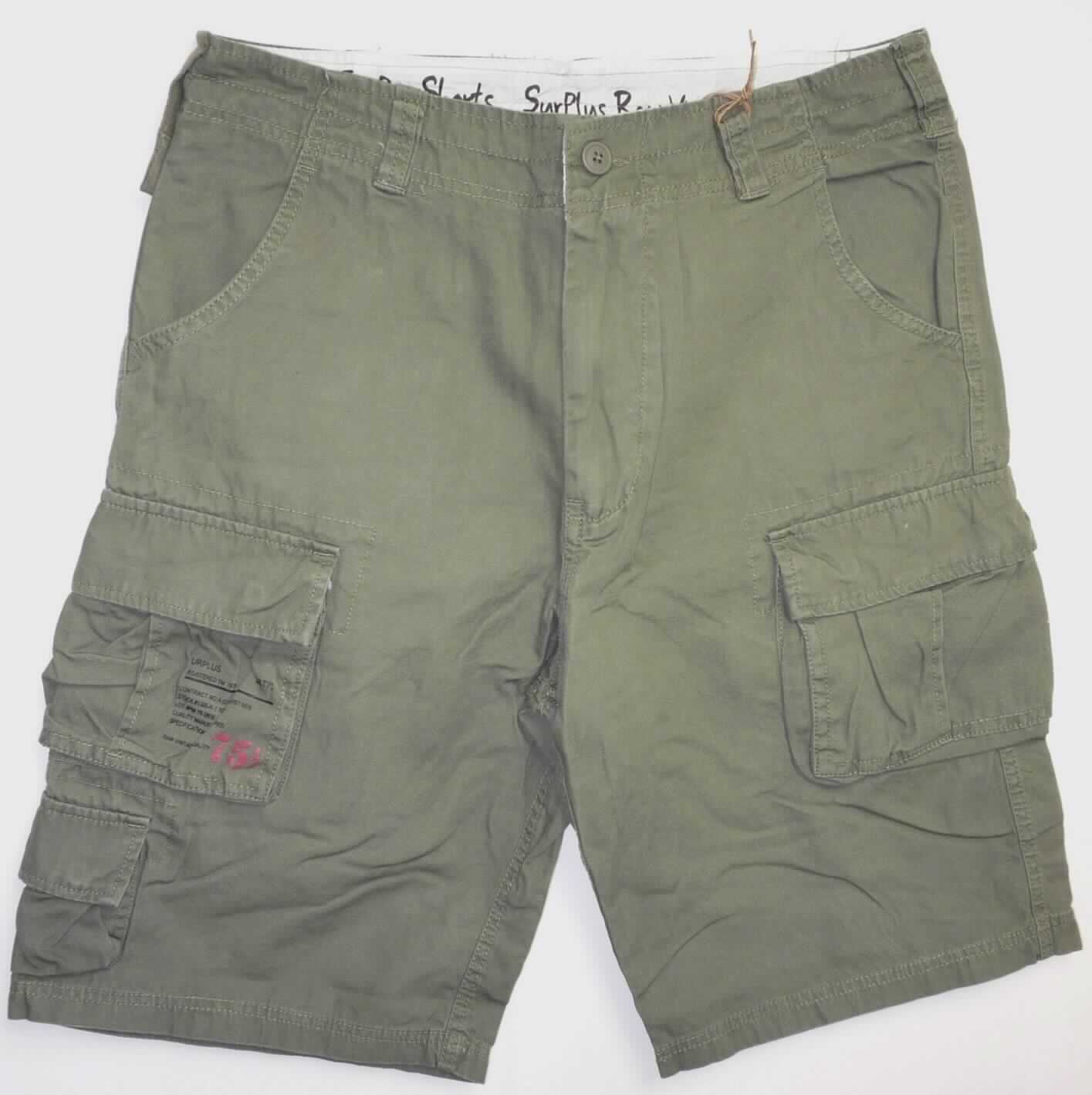 Kurze Hose, sog. Trooper Short, oliv, Art. 07-5600-61, Größe L, Foto siehe Anlage,
- aus etwa 0,6 mm dicken, einfarbigen Geweben aus laut Antrag 100 % Baumwolle, 
- in der Taille abschließend, mit einem Bund mit Gürtelschlaufen,
- vorn mit einer kurzen Öffnung mit Reißverschluss, am Bund mit Knopfverschluss; mit überlappender Patte von
  links über rechts (Männerkleidung), 
- vorn mit zwei schräg eingesetzten Taschen, seitlich oberhalb der Knie links mit einer, rechts mit zwei aufgesetzten
  Balgtaschen mit Patte und Druckknopfverschluss ausgestattet,
- hinten mit zwei aufgesetzten Gesäßtaschen mit Patte und Druckknopfverschluss,   
- mit kurzen Hosenbeinen, die nicht die Knie bedecken (Seitenlänge: etwa 60 cm),
- an den Beinabschlüssen gesäumt.

"Kurze Hose, aus Geweben, für Männer, aus Baumwolle"