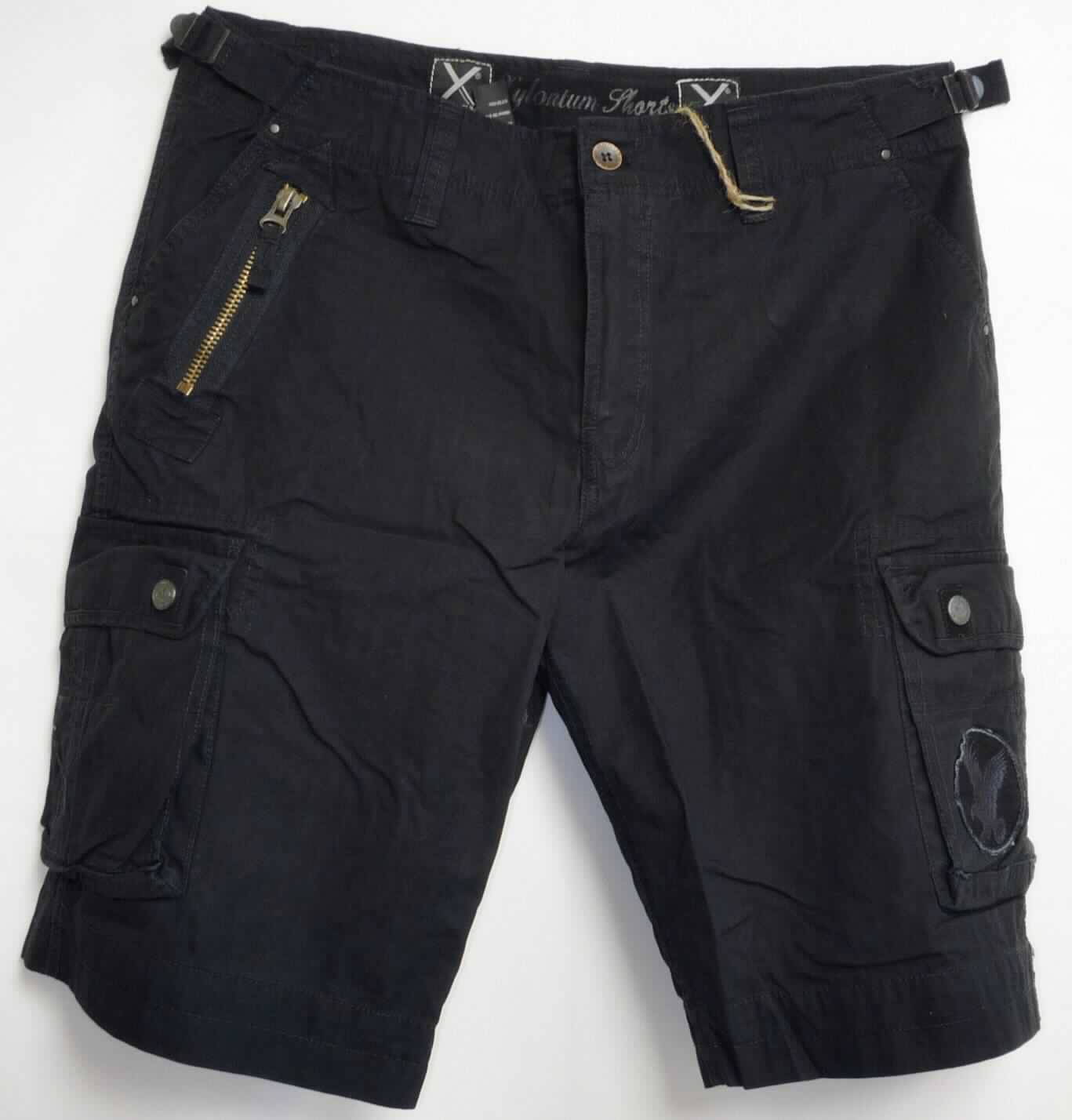 Kurze Hose, sog. Xylontum Short schwarz, Art. 07-5610-63, Größe XL, Foto siehe Anlage,
- aus etwa 0,4 mm dicken, einfarbigen Geweben aus laut Antrag 100 % Baumwolle, 
- in der Taille abschließend, mit einem Bund mit Gürtelschlaufen und seitlich angesetzten verstellbaren Riegeln 
  mit Schnallen aus unedlem Metall,
- vorn mit einer kurzen Öffnung mit Reißverschluss, am Bund mit Knopfverschluss; mit überlappender Patte von
  links über rechts (Männerkleidung), 
- vorn mit zwei schräg eingesetzten Taschen, auf der rechten Tasche mit jeweils einer weiteren eingesetzten 
  Tasche mit Reißverschluss; seitlich oberhalb der Knie mit zwei aufgesetzten Balgtaschen mit Patte 
  und Druckknopfverschluss ausgestattet,
- hinten mit zwei aufgesetzten Gesäßtaschen mit Patte und Druckknopfverschluss,   
- mit kurzen Hosenbeinen, die nicht die Knie bedecken (Seitenlänge: etwa 58 cm),
- an den Beinabschlüssen gesäumt.

"Kurze Hose, aus Geweben, für Männer, aus Baumwolle"