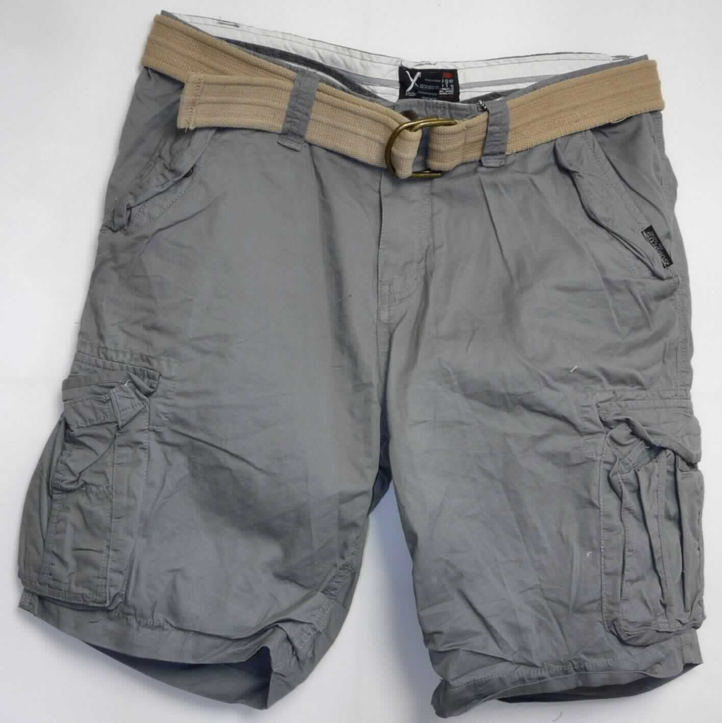 Kurze Hose mit Gürtel, sog. Xylontum Vintage Short, antrazit, Art. 07-5611-17, Größe L, Foto siehe Anlage,
- stellt sich als Warenzusammenstellung dar,
- laut Antrag in einem Polybeutel gemeinsam zur Befriedigung eines speziellen Bedarfs für den Einzelverkauf 
  aufgemacht,
- kurze Hose: 
-- aus ca. 0,4 mm dicken, einfarbigen Geweben aus laut Antrag 100 % Baumwolle, 
-- in der Taille abschließend, mit einem Bund mit Gürtelschlaufen, 
-- vorn mit einer kurzen Öffnung mit Reißverschluss, am Bund mit Knopfverschluss; mit überlappender Patte von
   links über rechts (Männerkleidung), 
-- vorn mit zwei schräg eingesetzten Taschen, am Eingriffsrand mit jeweils eine weiteren eingesetzten Tasche 
   mit Patte und Druckknopfverschluss; seitlich oberhalb der Knie mit zwei aufgesetzten Balgtaschen mit Patte 
   und Druckknopfverschluss ausgestattet,
-- hinten mit zwei eingesetzten Gesäßtaschen mit Patte und Druckknopfverschluss,   
-- mit kurzen Hosenbeinen, die nicht die Knie bedecken (Seitenlänge: etwa 54 cm),
-- an den Beinabschlüssen gesäumt,
- Gürtel (Bekleidungszubehör): 
-- durch die Gürtelschlaufen der langen Hose gezogen,
-- mit einer Länge von etwa 121 cm und einer Breite von etwa 4,5 cm, insgesamt bis etwa 3,7 mm dick, 
-- aus festen, einfarbigen Geweben aus Spinnstoffen, 
-- mit zwei sog. D-Ringschnallen aus unedlem Metall,
-- durch Zusammenfügen konfektioniert,
-- ohne Hinweise auf Handarbeit,
- nach Umfang und Bedeutung in Bezug auf die Verwendung bestimmt die kurze Hose den Charakter 
  der Warenzusammenstellung.

"Kurze Hose, aus Geweben, für Männer, aus Baumwolle"