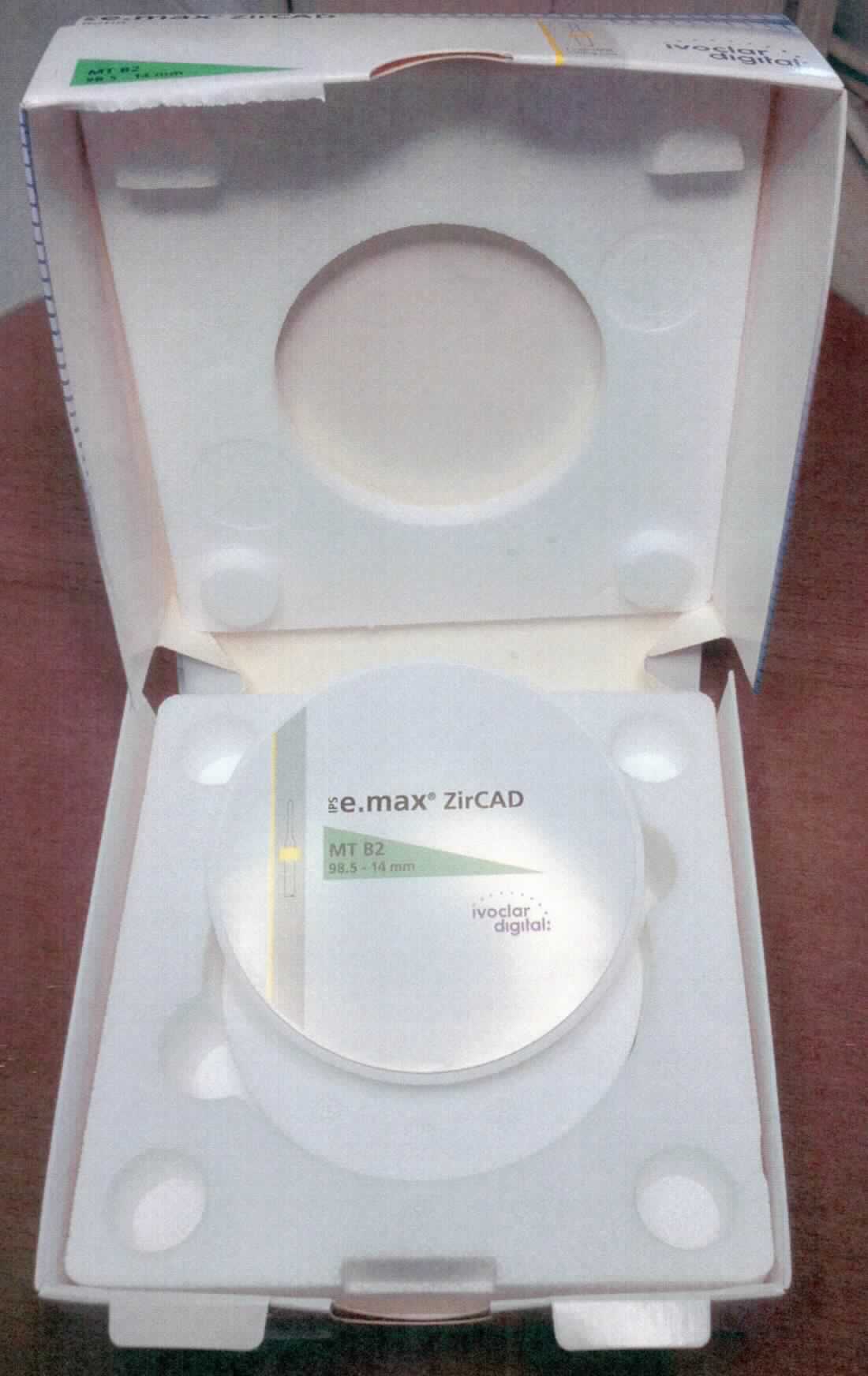 Keramische Waren zu technischen Zwecken, sog. Fräsrohlinge IPS e.max ZirCAD MT, Foto siehe Anlage,
- Warenmuster wurden nicht vorgelegt; die Einreihung erfolgt anhand der Antragsangaben,
- in Form von runden Scheiben mit einem Durchmesser von 98,5 mm,
- in verschiedenen Farben (BL1, A1, A2, A3, B1, B2, C2 und D2),
- nach vorheriger Formgebung keramisch gebrannt (gesintert), 
- aus anderen keramischen Stoffen als Porzellan (Yttrium-stabilisiertes Zirkonoxid), 
- mit einer Mohsschen Härte von ca. 2 -3,
- die Fräsrohlinge werden als Basismaterial zur Verwendung in der Dentaltechnik eingesetzt, um zahnprothe-
  tische Waren (Kronen und Brücken) herzustellen, sie weisen jedoch aufgrund ihrer neutralen Form nicht die
  Beschaffenheitsmerkmale von künstlichen Zähne auf,
- verpackt in handelsüblichen, bedruckten Schachteln. 

"Keramische Waren zu technischen Zwecken, andere als aus Porzellan, Waren mit einer Mohsschen Härte von
 weniger als 9, andere als in den Unterpositionen 6909 1900 15 bis 6909 1900 70 genannte"