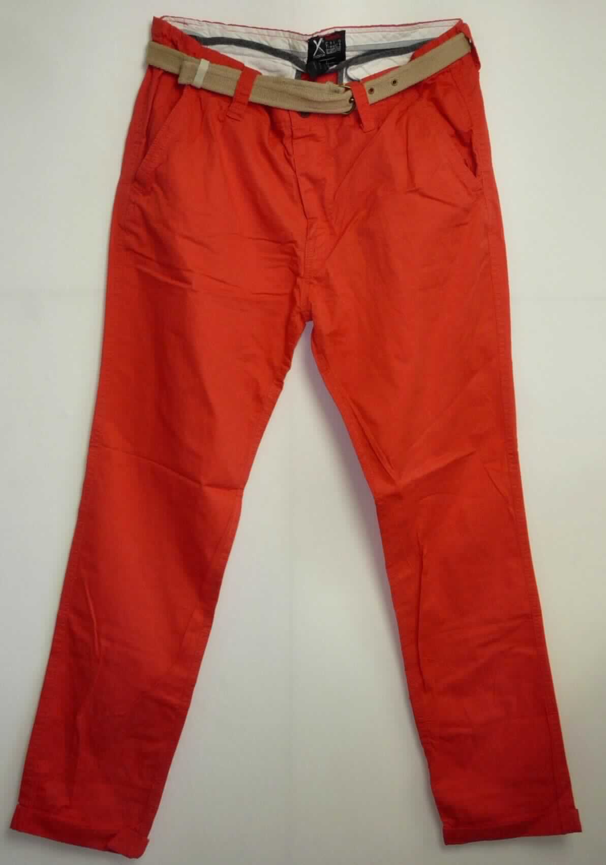 Lange Hose mit Gürtel, sog. Xylontum Chino Trouser, rot, Art. 05-3604-07, Größe L, Foto siehe Anlage,
- stellt sich als Warenzusammenstellung dar,
- laut Antrag in einem Polybeutel gemeinsam zur Befriedigung eines speziellen Bedarfs für den Einzelverkauf
  aufgemacht,
- lange Hose: 
-- aus ca. 0,4 mm dicken, einfarbigen Geweben aus laut Antrag 100 % Baumwolle, 
-- in der Taille abschließend, mit einem Bund mit Gürtelschlaufen, 
-- vorn mit einer kurzen Öffnung mit Reißverschluss, am Bund mit Knopfverschluss; mit überlappender Patte von
   links über rechts (Männerkleidung), 
-- vorn mit zwei schräg eingesetzten Taschen ausgestattet,
-- hinten mit zwei eingesetzten Gesäßtaschen mit Knopfverschluss,   
-- mit knöchellangen Hosenbeinen, 
-- an den Beinabschlüssen durch Umschlagen und Festnähen gesäumt,
-- keine Arbeits- und Berufskleidung,
- Gürtel (Bekleidungszubehör): 
-- durch die Gürtelschlaufen der langen Hose gezogen,
-- mit einer Länge von etwa 111 cm und einer Breite von etwa 2,5 cm, insgesamt bis etwa 4 mm dick, 
-- aus festen, einfarbigen Geweben aus Spinnstoffen, 
-- mit einer Gürtelschnalle und Ösen aus unedlem Metall sowie einer Schlaufe aus Leder,
-- durch Zusammenfügen konfektioniert,
-- ohne Hinweise auf Handarbeit,
- nach Umfang und Bedeutung in Bezug auf die Verwendung bestimmt die lange Hose den Charakter 
  der Warenzusammenstellung.

"Lange Hose, aus Geweben, für Männer, aus Baumwolle, andere als Arbeits- und Berufsbekleidung, 
 andere als in den Unterpositionen 6203 4231 und 6203 4233 genannte"