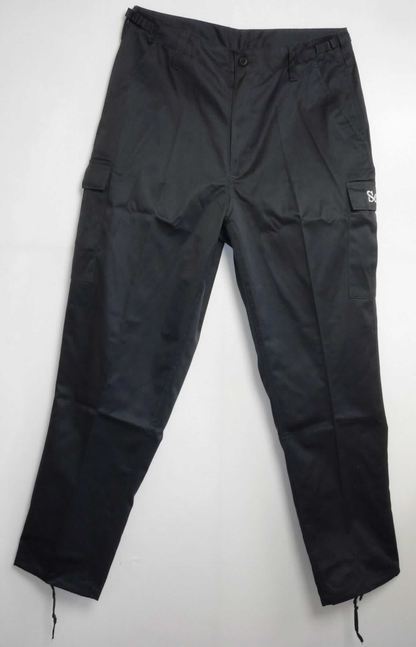 Lange Hose, sog. Security Ranger Hose, schwarz, Art. 05-3584-03, Größe XL, Foto siehe Anlage,
- aus etwa 0,4 mm dicken, strapazierfähigen, einfarbigen Geweben aus laut Antrag 65 % Polyester 
  (synthetische Chemiefasern) und 35 % Baumwolle,  
- in der Taille abschließend, mit einem Taillenbund, der lediglich umgeschlagen und innen mit einem Bundband 
  aus dem Oberstoff versehen ist; mit Gürtelschlaufen und seitlichen verstellbaren Riegeln, 
- vorn mit einer kurzen Öffnung mit Reißverschluss, am Bund mit Knopfverschluss; mit überlappender Patte von
  links über rechts (Männerkleidung), 
- vorn mit seitlichen Eingriffstaschen mit einem Taschenfutter aus dem Oberstoff der Hose; seitlich oberhalb 
  der Knie mit zwei aufgesetzten Balgtaschen mit Patte, mit aufgesticktem Schriftzug "Security" und 
  Klettverschluss ausgestattet,
- hinten mit zwei aufgesetzten Gesäßtaschen mit Klettverschluss, 
- mit knöchellangen Hosenbeinen,
- an den gesäumten Beinabschlüssen mit einem Tunnelzug zu verengen,
- lässt aufgrund des zweckbestimmten Schnitts, des strapazierfähigen Materials und der Ausstattung 
  erkennen, dass sie dazu bestimmt ist, ausschließlich oder hauptsächlich zum körperlichen oder hygienischen 
  Schutz anderer Kleidungsstücke und/oder Personen bei der Ausübung einer Gewerbe-, Berufs- oder 
  Haushaltstätigkeit getragen zu werden.

"Lange Hose, aus Geweben, für Männer, aus synthetischen Chemiefasern, Arbeits- und  Berufskleidung"