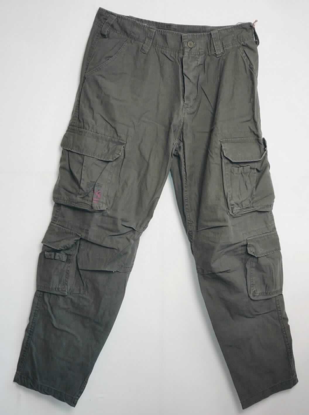 Lange Hose, sog. Airborne Vintage Trouser slimmy, oliv, Art. 05-3603-61, Größe L, Foto siehe Anlage,
- aus etwa 0,6 mm dicken, einfarbigen Geweben aus laut Antrag 100 % Baumwolle,
- in der Taille abschließend, mit einem Bund mit Gürtelschlaufen,
- vorn mit einer kurzen Öffnung mit Knopfverschluss, mit überlappender Patte von links über rechts 
  (Männerkleidung),
- vorn mit zwei schräg eingesetzten Taschen,
- seitlich oberhalb der Knie mit zwei aufgesetzten Balgtaschen mit Patte und Druckknopfverschluss, 
  rechts mit einem zweifarbigen Aufdruck, links zusätzlich mit einer kleinen aufgesetzten, mittig unterteilten 
  Tasche ausgestattet; unterhalb der Knie mit zwei aufgesetzten Balgtaschen mit Patte und 
  Druckknopfverschluss, rechts zusätzlich mit zwei aufgenähten Gewebeschlaufen,
- hinten mit zwei aufgesetzten Balgtaschen mit Patte und Druckknopfverschluss, 
- mit knöchellangen Hosenbeinen,
- an den Beinabschlüssen durch Umschlagen und Festnähen gesäumt,
- keine Arbeits- und Berufskleidung.

"Lange Hose, aus Geweben, für Männer, aus Baumwolle, keine Arbeits- und Berufskleidung, andere als
 in den Unterpositionen 6203 4231 und 6203 4233 genannte"