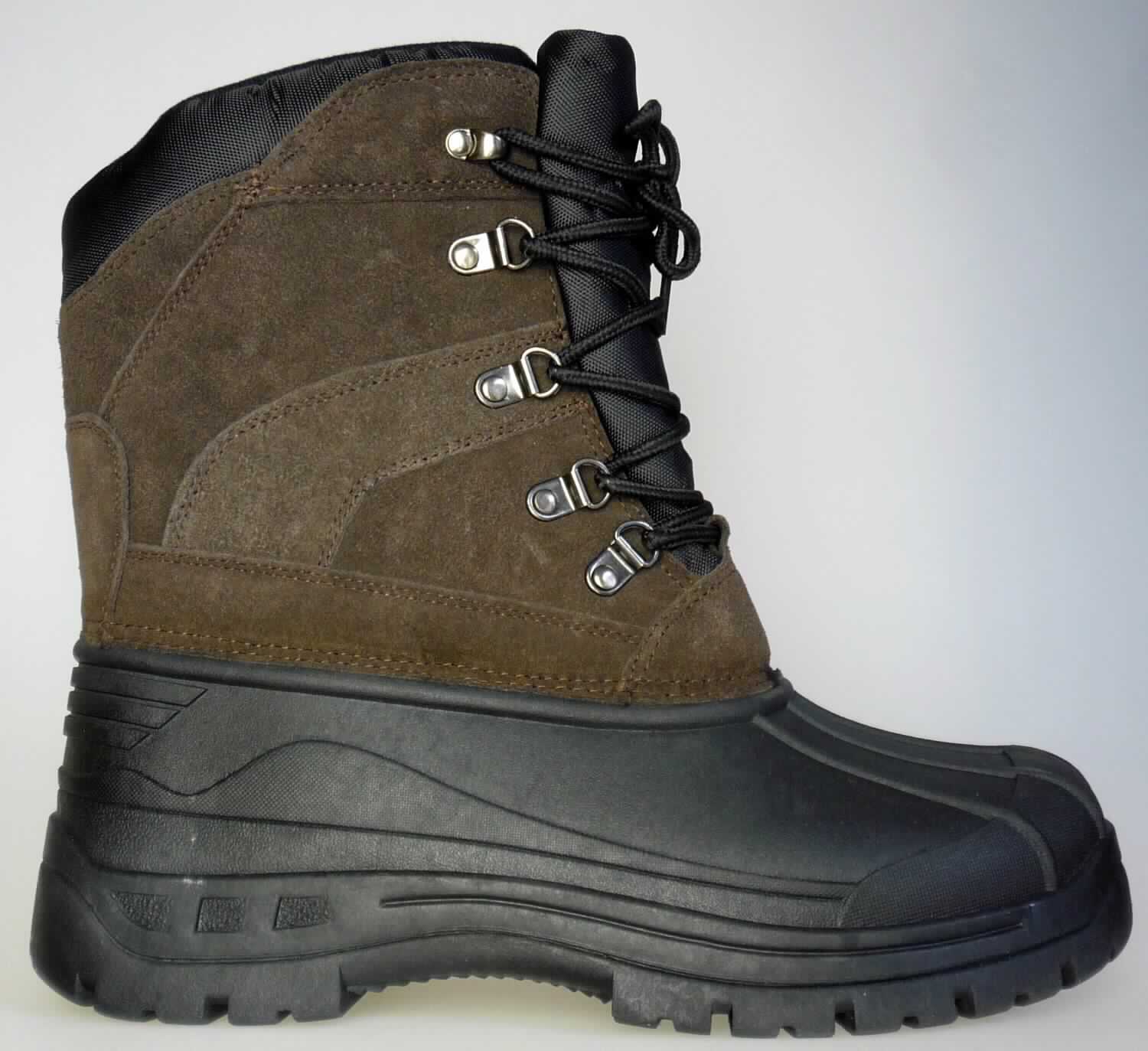 Freizeitstiefel (lt. Antrag: "Kanada Boots", Foto siehe Anlage)
- mit Laufsohlen aus Kautschuk; ohne Hauptsohle aus Holz,
- mit Oberteil aus Leder (den größten Teil der Außenfläche bildend), Spinnstoff und Kautschuk,
- auf das Oberteil sind Stücke aus Leder als Verstärkungsteile aufgesetzt,
- mit Schnürsenkelverschluss mit abstehenden Metallösen,
- ohne Metallschutz in der Vorderkappe,
- den Knöchel, jedoch nicht die Wade bedeckend,
- mit einer Länge der Innensohle von mehr als 24 cm,
- nicht als Männer- oder Frauenschuhe erkennbar

"Schuhe mit Laufsohlen aus Kautschuk und Oberteil aus Leder, andere als in den UPos. 6403 1200 bis 
 6403 9111 genannt, nicht als Männer- oder Frauenschuhe erkennbar"