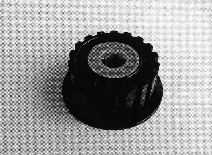 Riemenrolle, siehe Abbildung,
selbsttätig schaltende Wellenkupplung bestehend aus einem Zahnrad mit einem Durchmesser von ca. 28 mm, versehen mit einer Bordscheibe mit einem Durchmesser von ca. 35 mm, bei einer Gesamtdicke von bis zu 14,45 mm, aus Kunststoff mit integriertem Freilauf, mit speziellen Klemmnadeln ausgerüstet, mit einer Mittelöffnung von ca. 8 mm. 
Zur Befestigung auf einer Welle in einem Drucker.

Die Ware ist als "Schaltkupplung (Wellenkupplung), nicht aus Eisen oder Stahl gegossen, nicht für zivile Luftfahrzeuge" einzureihen.