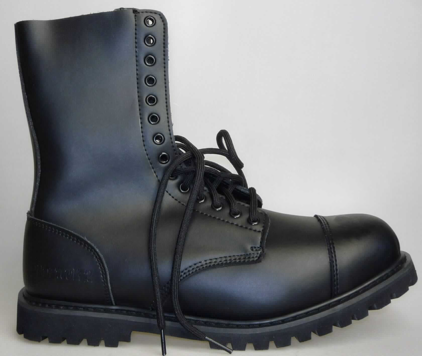 Sicherheitsstiefel (lt. Antrag: "Lederstiefel, Artikelnummer: 70-3223-03", Foto siehe Anlage)
- mit Laufsohlen aus (lt. Antrag) Kautschuk,
- mit Oberteil (geschlossenes Blatt) aus Leder,
- auf das Oberteil sind Zuschnitte aus Leder als Verstärkungsteile aufgesetzt,
- mit Schnürsenkelverschluss,
- mit einem Metallschutz in der Vorderkappe

"Schuhe mit Laufsohlen aus Kautschuk und Oberteil aus Leder, andere als in den 
 UPos. 6403 1200 bis 6403 2000 genannt, mit einem Metallschutz in der Vorderkappe"