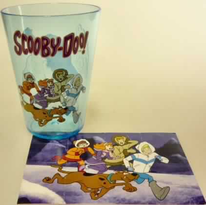 Bei der begutachteten Ware handelt es sich um eine Zusammenstellung von Waren, bestehend aus einem Trinkbecher und einem Puzzle.

Gegenstand dieses Gutachtens ist der Trinkbecher, da es sich bei den gemeinsam in einem Polybeutel aufgemachten Waren nicht um eine Warenzusammenstellung im Sinne der AV 3 b) handelt (kein gemeinsamer Bedarf oder zur Ausübung einer bestimmten Tätigkeit zusammengestellt).

Es handelt sich um einen konisch geformten, ca. 10 cm hohen, henkellosen Trinkbecher (max. Durchmesser 7,5 cm) aus transparenten Kunststoffen im Sinne der Anmerkung 1 zu Kapitel 39.

Die Außenseite des Bechers ist mit einem Bild von Scooby-Doo, seinem Freunden und dem Schriftzug "Scooby-Doo" bedruckt und mit einem reliefartig aufgebrachten Motiv versehen, das sich verfärbt, sobald der Becher mit eisgekühlter Flüssigkeit befüllt wird.

Die Ware ist in einem Polybeutel aufgemacht.

Derartige Waren werden zolltariflich als "Geschirr, andere Haushalts- oder Hauswirtschaftsartikel aus Kunststoffen, für den Tisch- oder Küchengebrauch" in die Codenummer 3924 1000 00 0 eingereiht.