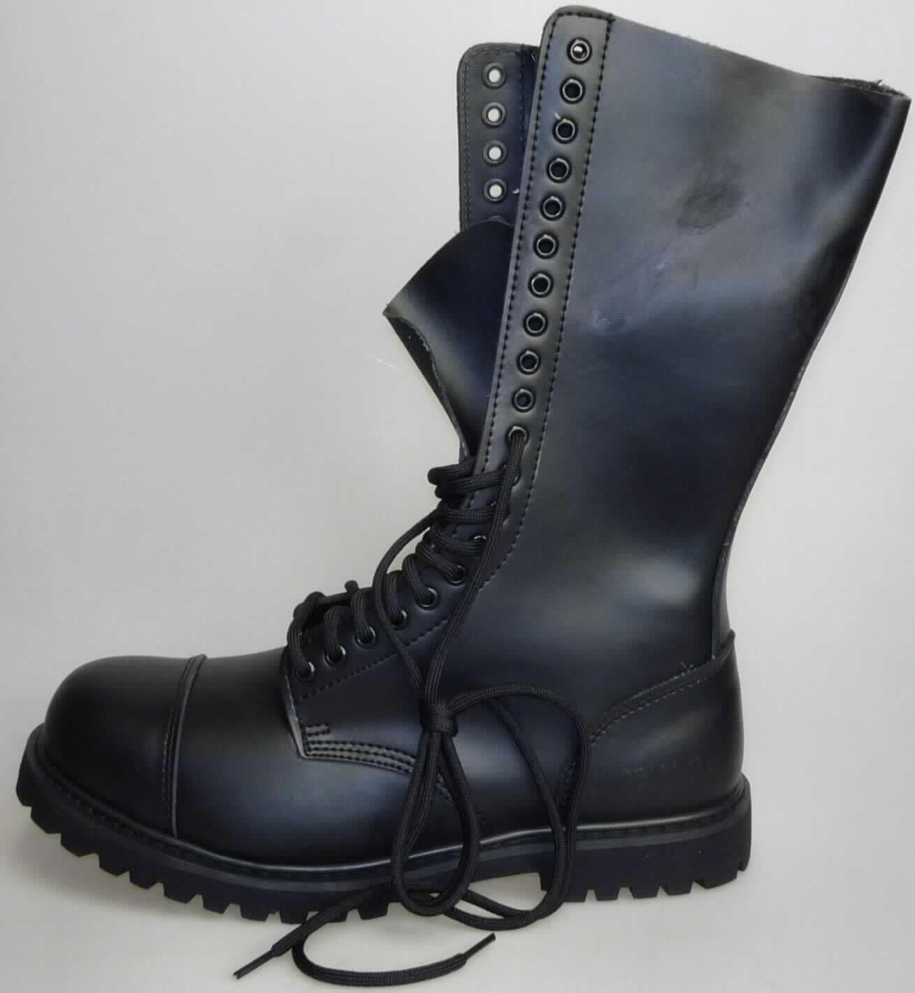 Sicherheitsstiefel (lt. Antrag: "Lederstiefel, Artikelnummer: 70-3224-03", Foto siehe Anlage)
- mit Laufsohlen aus (lt. Antrag) Kautschuk,
- mit Oberteil (geschlossenes Blatt) aus Leder,
- auf das Oberteil sind Zuschnitte aus Leder als Verstärkungsteile aufgesetzt,
- mit Schnürsenkelverschluss,
- mit einem Metallschutz in der Vorderkappe

"Schuhe mit Laufsohlen aus Kautschuk und Oberteil aus Leder, andere als in den 
 UPos. 6403 1200 bis 6403 2000 genannt, mit einem Metallschutz in der Vorderkappe"