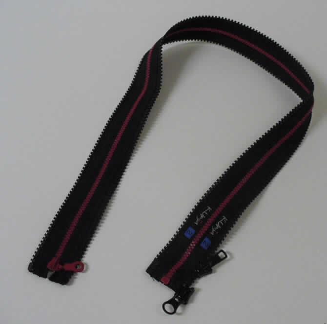 Sog. Reißverschlussadapter zur Jackenerweiterung (Maße: 70 x 4 cm = L x B), siehe Foto,
in Form von zwei textilen Bändern, an deren beiden Längsseiten Kunststoffhäkchen
angebracht sind. Je Band sind die Häkchen für jede Seite unterschiedlich gefärbt und weisen
unterschiedliche Abstände auf, sind jedoch je Färbung passgenau mit der entsprechenden
Seite des anderen Bandes, mit der sie mittels Schieber durch Verzahnung miteinander
verbunden werden. An den Enden der Stoffbänder sind jeweils sog. Top-, bzw- Bottom-Stops
eingesetzt. Drei Schieber befinden sich an dem einen Band, das zweite ist nicht mit
Schiebern ausgestattet.
Der Reißverschlussadapter wird in Jacken eingesetzt, um eine sog. Jackenerweiterung
zu ermöglichen.

Diese Ware ist als "Reißverschluss, anderer als mit Zähnen aus unedlen Metallen"
einzureihen.