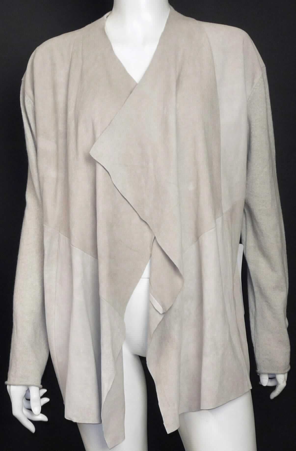 Kleidung aus Leder, sog. Damenjacke aus Leder, Foto siehe Anlage, 
- aus verschiedenen Stoffen zusammengesetzte Ware, bestehend aus: 
- - Leder an dem Vorderteil und der vorderen Schulterpartie,
- - Spinnstoff (Gewirke) an den Ärmeln und dem Rückenteil, 
- aufgrund des Wertes und der optischen Aufmachung (Leder am Vorderteil) bestimmt das Leder den wesentlichen
  Charakter der zusammengesetzten Ware, 
- mit langen Ärmeln, 
- ohne Verschluss,
- ungefüttert.

"Kleidung (Jacke), aus Leder"