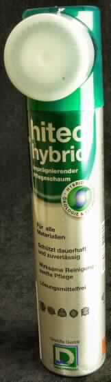 Angaben:
Imprägnierender Pflegeschaum für alle Materialien, auf Wasserbasis mit polymeren Imprägnierwirkstoffen.
Inhaltsstoffe: Wasser, Treibmittel Butan/Isobutan, Tenside, polymere Imprägnierwirkstoffe, Konservierungsmittel.

Feststellungen:
Originalsprühdose, Inhalt 200 ml, mit am Sprühkopf befestigter Bürste; Inhalt: milchig-trübe Flüssigkeit, die als weißer Schaum ausgesprüht wird; lt. Packungsaufdruck für Schuhe und Bekleidung aus allen Materialien. In der Flüssigkeit sind Siliconverbindungen nachweisbar. 

Befund.
Appretur- oder Endausrüstungsmittel, von der in der Textilindustrie verwendeten Art.