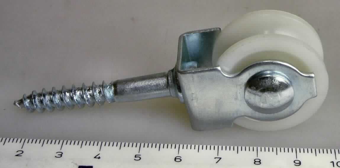 Vogelrolle (Art.-Nr. 6146220), siehe Abbildung,
Seilscheibe bestehend aus einer Kunststoffrolle (Durchmesser ca. 30 mm) mit umlaufender Seilrille und einer gabelförmigen Halterung mit integrierter Holzschraube aus Metall. 

Das Erzeugnis ist als "Seilscheibe, nicht aus Eisen oder Stahl gegossen, nicht für zivile Luftfahrzeuge" einzureihen.