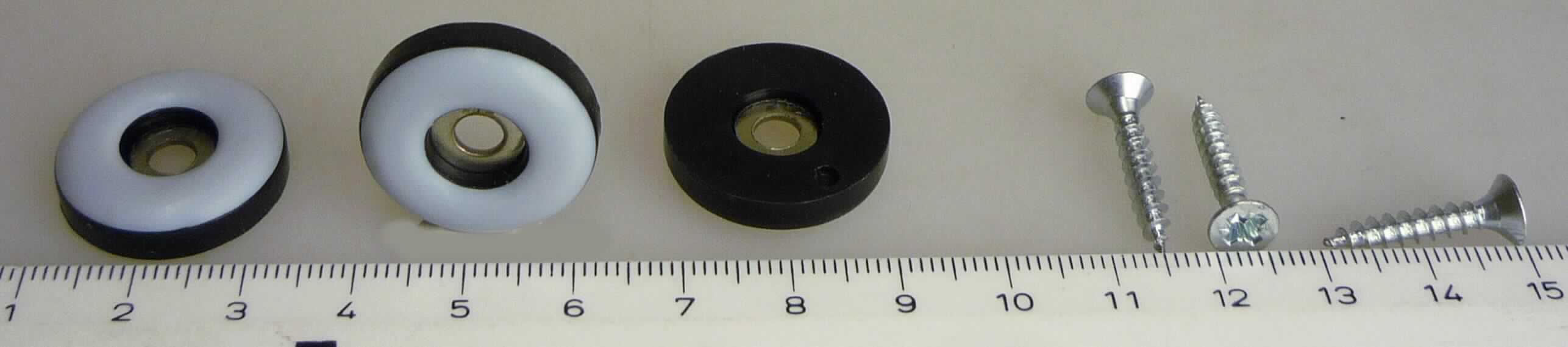 Bei dem durch ein Warenmuster veranschaulichten Artikel handelt es sich um einen sogenannten "Supergleiter".

Der Möbelgleiter zum Schutz von Fußböden mit einem Durchmesser von ca. 22 mm und einem mittigen Loch besteht aus (gemäß Antragsangaben) PTFE (Polytetrafluorethen), einem Kunststoff im Sinne der Anmerkung 1 zu Kapitel 39 (charakterbestimmend) und ist verstärkt mit einer eingearbeiteten Scheibe aus unedlem Metall.

Acht Möbelgleiter sind mit Befestigungsmaterial (Schrauben aus unedlem Metall) in einer Blisterhaube mit Pappaufhängung aufgemacht.

Derartige Waren werden zolltariflich als "andere Waren aus Kunststoff, Beschläge für Möbel" der Codenummer 3926 3000 00 0 zugewiesen.