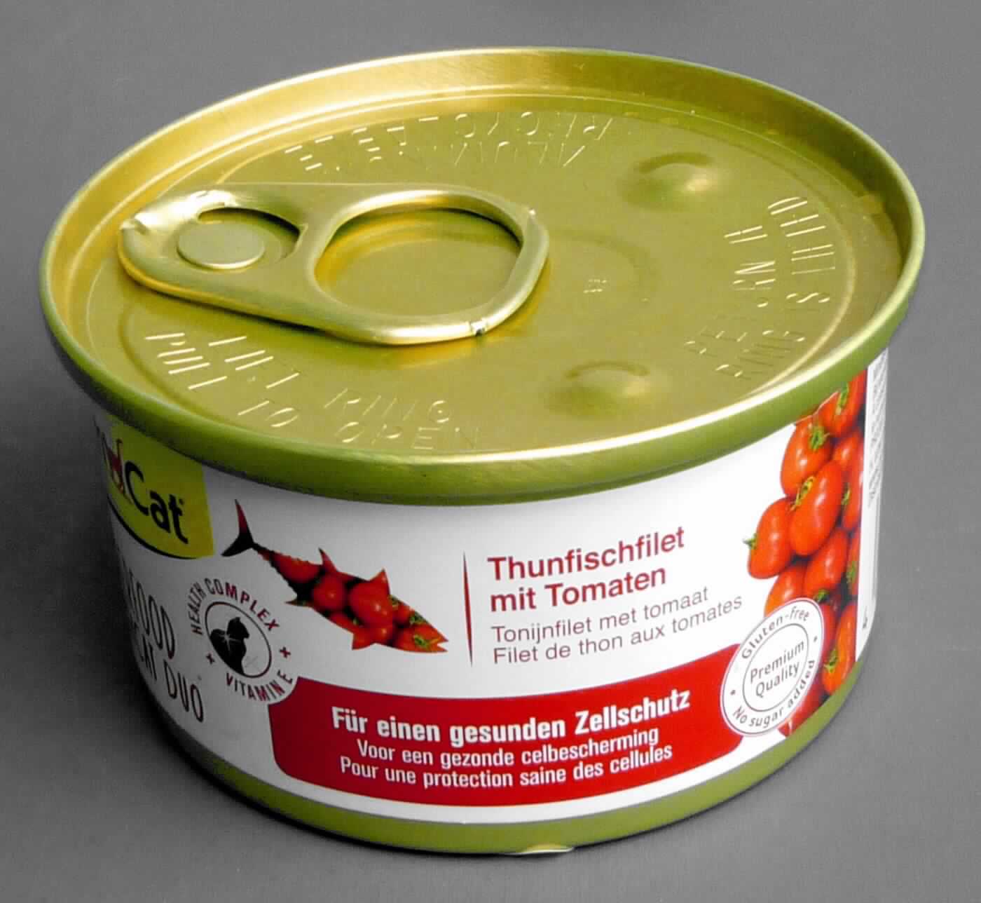 Antragsangaben: Ergänzungsfuttermittel für Katzen, abgefüllt und verpackt in Aluminiumdosen. Sorte Thunfisch mit Tomate. Zusammensetzung (Auszug): 45,5 % Thunfisch, 4,1 % Tomate, 1,0 % Bruchreis, sowie andere Stoffe und Zusatzstoffe.

Beschaffenheit des Warenmusters: hellbraune leicht rosafarbene Stücke, wenig kleine orange-rote Stücke und vereinzelte Brückstücke von Reiskörnern in einer trüben Flüssigkeit. Aufmachung/Verpackung: 70-g-Originaldose mit bunt bedrucktem umlaufendem Etikett, einer Aufmachung für den Einzelverkauf als Katzenfutter entsprechend.
Gehalt an Milcherzeugnissen (gemäß Angabe): nicht enthalten. 
Gehalt an Stärke und ihren Abbauprodukten (gemäß Angabe): nicht enthalten oder weniger als 5 GHT.

Zubereitungen von der zur Fütterung verwendeten Art, Hunde- und Katzenfutter, in Aufmachungen für den Einzelverkauf, keine Glucose, Glucosesirup, Maltodextrin oder Maltodextrinsirup der Unterpositionen 1702 30 50, 1702 30 90, 1702 40 90, 1702 90 50 und 2106 90 55 oder Stärke oder Milcherzeugnisse enthaltend.