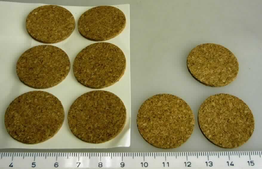 Nach den Antragsangaben, der vorgelegten Warenprobe und den ergänzenden Angaben der Antragstellerin handelt es sich um ein rundes, im Durchmesser ca. 28 mm großes sog. Kork-Pad aus Presskork (charakterverleihend). Die ca. 2 mm dicke Ware ist mit einer selbstklebenden Unterseite versehen und wird gewöhnlich als Oberflächenschutz oder Lärmschutz auf die Unterseite von z.B. Möbeln geklebt.

Je neun Pads sind gemeinsam auf einer quadratischen Schutzfolie in einer Kunststofffolie mit bedrucktem Pappaufhänger für den Einzelverkauf verpackt.

Zolltarifrechtlich handelt es sich um eine andere Ware aus Presskork, kein Stopfen, keine Dichtung.