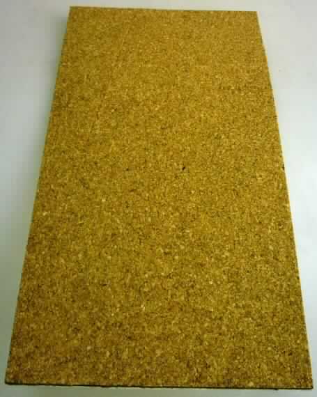 Nach den Antragsangaben, der vorgelegten Warenprobe und den ergänzenden Angaben der Antragstellerin handelt es sich um ein ca. 10 x 20 cm großes sog. Kork-Pad aus Presskork (charakterverleihend). Die ca. 2 mm dicke Ware ist mit einer selbstklebenden Unterseite mit Schutzfolie aus Kunststoff versehen.
Derartige Waren werden als Oberflächenschutz oder Lärmschutz auf die Unterseite von z.B. Möbeln geklebt.

Das Erzeugnis ist in einer Kunststofffolie mit bedrucktem Pappaufhänger für den Einzelverkauf verpackt.

Zolltarifrechtlich handelt es sich um eine andere Ware aus Presskork, kein Stopfen, keine Dichtung.