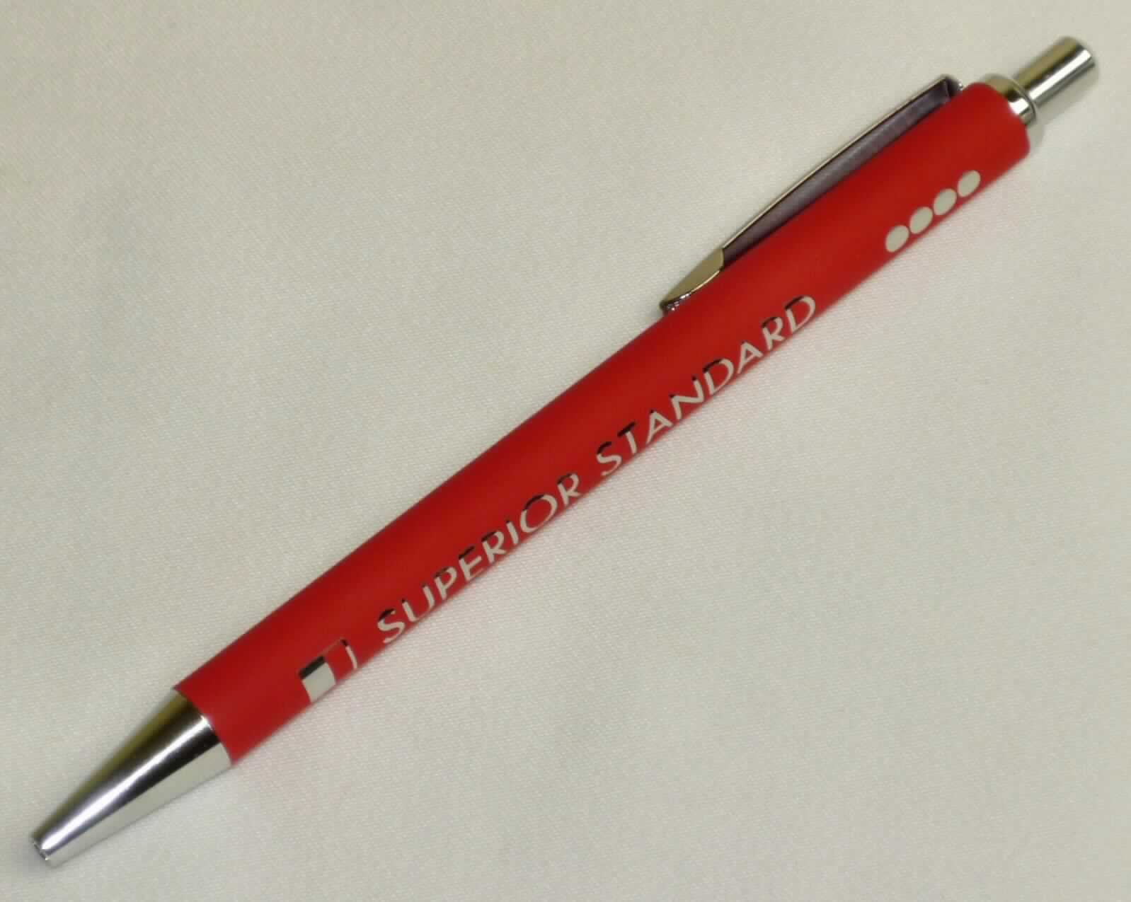 Es handelt sich um einen Kugelschreiber, im Wesentlichen bestehend aus einem rot-, grün- oder blau-silberfarbenen, mehrteiligen, aufschraubbaren Gehäuse, das eine auswechselbare Mine mit blauer Schreibpaste (pastöse Schreibflüssigkeit, keine flüssige Tinte) sowie Schreibspitze mit Schreibkugel umschließt. 
Das ca. 14 cm lange Metallgehäuse ist mit einem silberfarbenem Halteclip, einem Druckmechanismus zum Ausfahren der Mine und der silberfarbenen Aufschrift "Superior Standard" versehen.

Das Schreibgerät ist als "Kugelschreiber, nicht mit flüssiger Tinte, mit auswechselbarer Mine" einzureihen.