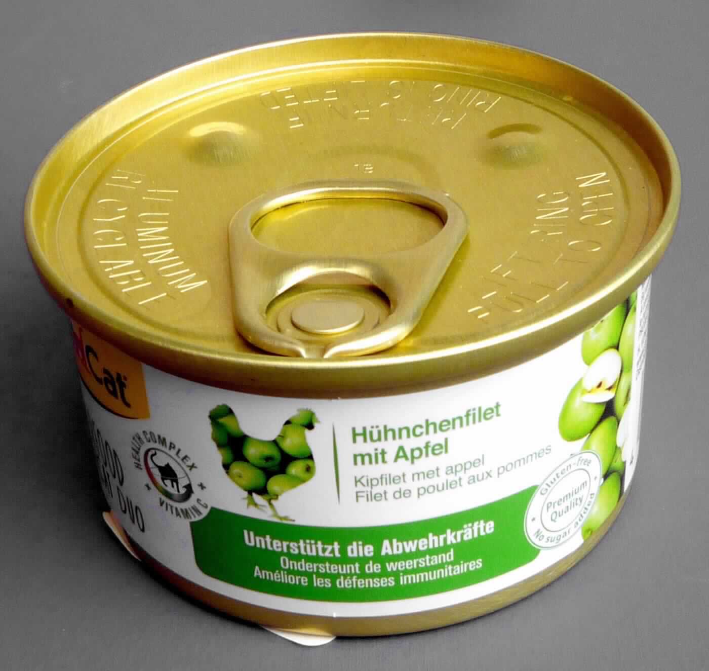 Antragsangaben: Ergänzungsfuttermittel für Katzen, abgefüllt und verpackt in Aluminiumdosen. Sorte Hühnchenfilet mit Apfel. Zusammensetzung (Auszug): 45,5 % Hühnchenfilet, 4,1 % Apfelstücke, 1,0 % Bruchreis, sowie andere Stoffe und Zusatzstoffe.

Beschaffenheit des Warenmusters: helle beigefarbene bis leicht rosafarbene Fleischfasern, wenig kleine beigefarbene bis hellbraune Obststücke und vereinzelte Brückstücke von Reiskörnern in einer trüben Flüssigkeit. Aufmachung/Verpackung: 70-g-Originaldose mit bunt bedrucktem umlaufendem Etikett, einer Aufmachung für den Einzelverkauf als Katzenfutter entsprechend.
Gehalt an Milcherzeugnissen (gemäß Angabe): nicht enthalten. 
Gehalt an Stärke und ihren Abbauprodukten (gemäß Angabe): nicht enthalten oder weniger als 5 GHT.

Zubereitungen von der zur Fütterung verwendeten Art, Hunde- und Katzenfutter, in Aufmachungen für den Einzelverkauf, keine Glucose, Glucosesirup, Maltodextrin oder Maltodextrinsirup der Unterpositionen 1702 30 50, 1702 30 90, 1702 40 90, 1702 90 50 und 2106 90 55 oder Stärke oder Milcherzeugnisse enthaltend.