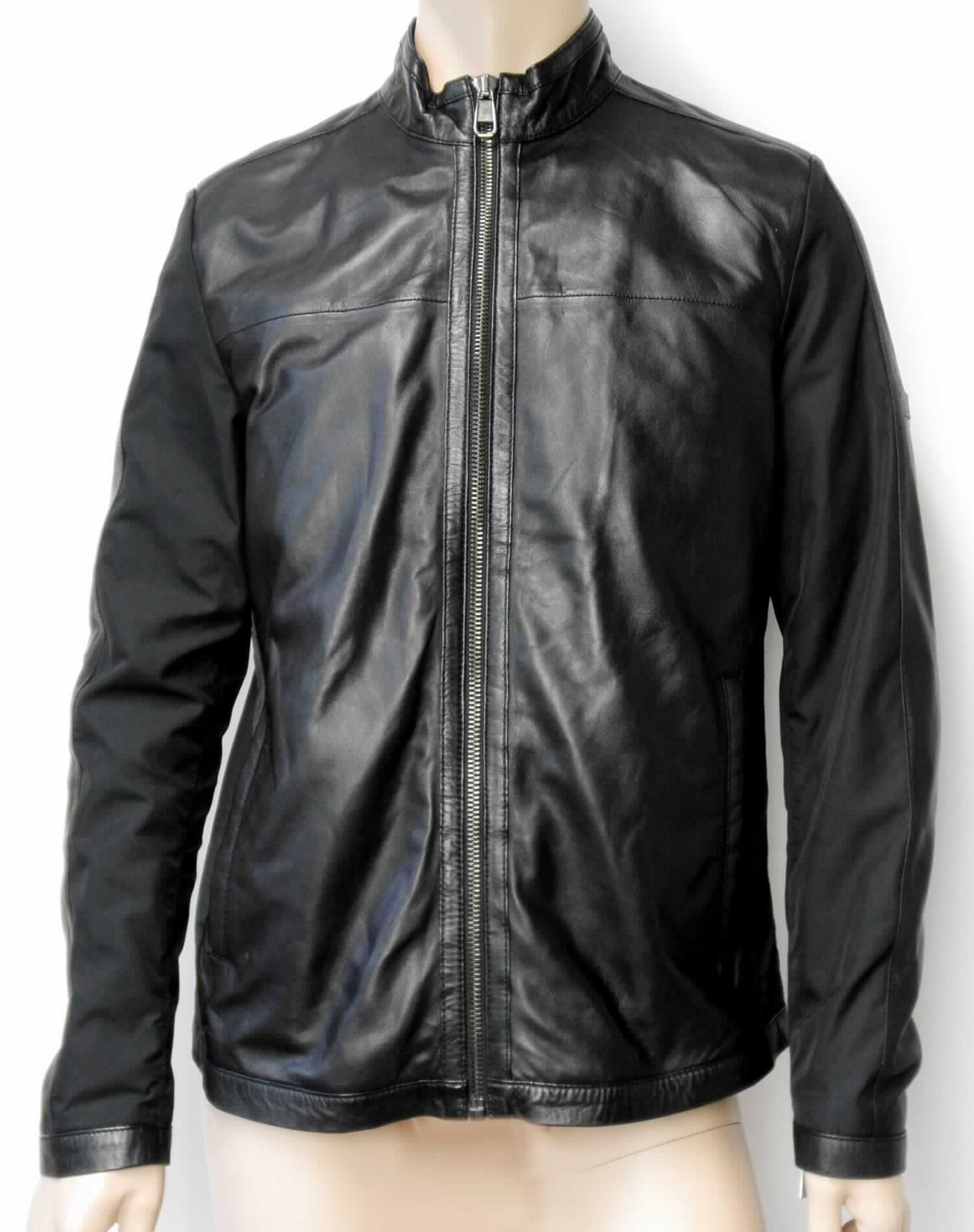 Kleidung aus Leder, sog. Blouson aus Materialmix aus Leder und Gewebe, Art. 66950, Foto siehe Anlage,
- aus verschiedenen Stoffen zusammengesetzte Ware, bestehend aus:
- - Leder an der Vorderseite und im Schulterbereich des Rückenteils sowie an den Ärmeln,
- - Gewebe aus Spinnstoffen am Rückenteil unterhalb der Schulterpartie und an den Ärmeln,
- das Leder bestimmt nach dem Umfang und aufgrund des äußeren Erscheinungsbildes den wesentlichen 
  Charakter der zusammengesetzten Ware, 
- mit langen Ärmeln, 
- vorne mit einem Reißverschluss, 
- mit zwei eingesetzten Taschen, nicht verschließbar,
- gefüttert.


"Kleidung aus Leder"