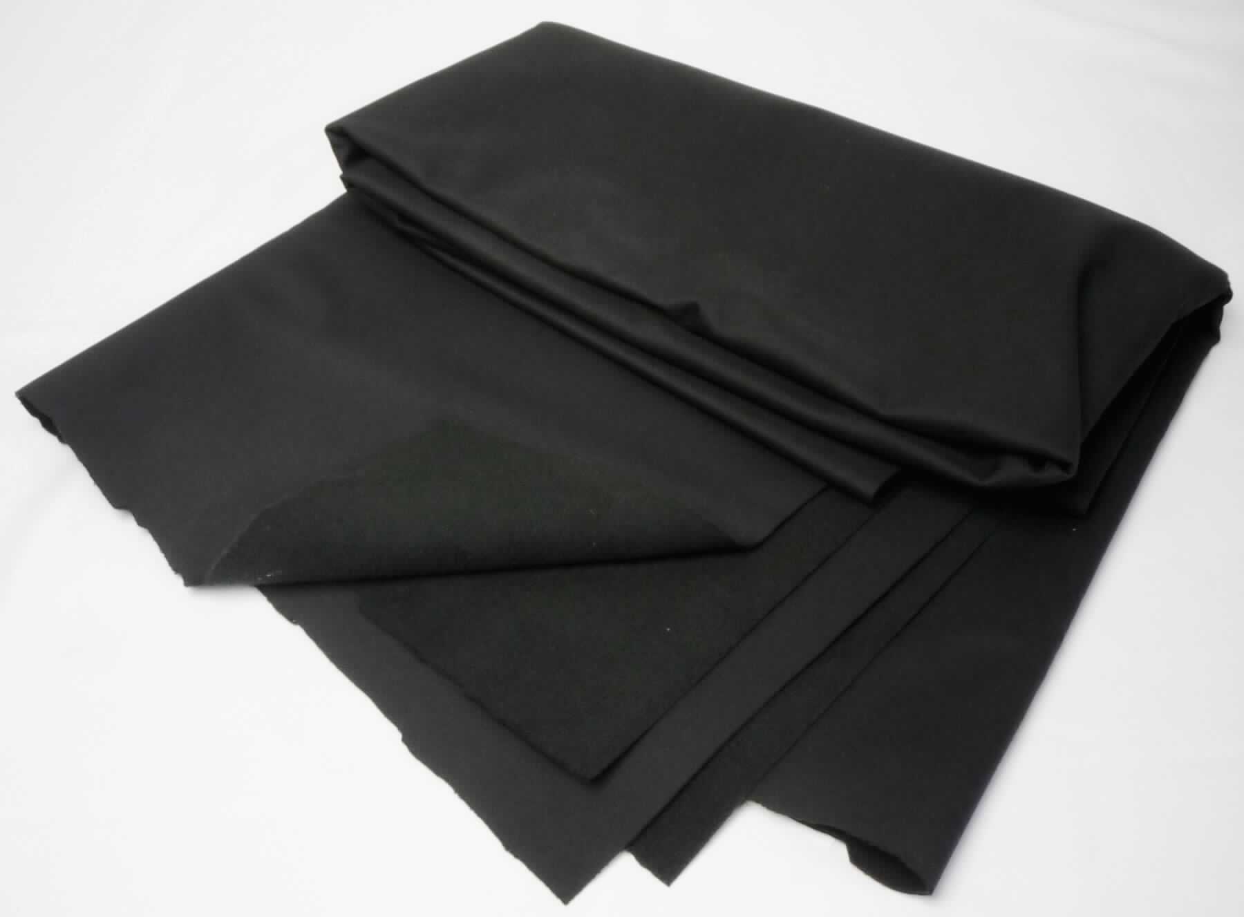 Textillaminat, sog. Softshell w. Fleece, Art. 080573-0032-0140, Foto siehe Anlage,
- als Meterware; laut Antrag mit einer Breite von 140 cm,
- laut Untersuchungsergebnis:
-- aus drei mit ihrer ganzen Fläche aufeinander liegenden und so miteinander durch Kleben verbundenen Lagen: 
--- mit einer Oberlage (Schauseite) aus einem gefärbten Gewebe in Köperbindung aus ungezwirnten, nicht 
    hochfesten Garnen aus texturierten, synthetischen Filamenten (laut Antrag: aus Polyester),
--- mit einer Zwischenlage aus einer dünnen, im Querschnitt mit dem bloßen Auge nicht wahrnehmbaren 
    Kunststofffolie (lt. Antrag: Polyurethan),
--- mit einer Unterlage aus einem gerauten Kuliergewirke aus synthetischen Chemiefasern (laut Antrag: 
    Polyester); keine Elastomergarne oder Kautschukfäden enthaltend,
- das die Schauseite bildende Gewebe verleiht der Ware insbesondere im Hinblick auf die Verwendung ihren 
  wesentlichen Charakter.

"Gewebe aus Garnen aus synthetischen Filamenten, anderes als in den Unterpositionen 5407 10 bis 5407 44 
 genannte, mit einem Anteil an texturierten Polyester-Filamenten von mehr als 85 GHT, gefärbt"