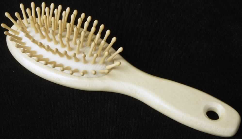 Sog. "FSC Holz-Massagebürste mit Holzborsten, DAN 325657", s. Foto.
Es handelt sich um eine Haarbürste mit ovaler Fassung und einem Griff aus Holz (Maße: ca. 17,5 x 5 cm = L x B), in deren Kopf eine elastische Matte mit ca. 1,5 cm langen Holzstiften als Einzugsmaterial eingelassen ist.

Die Ware ist als "Haarbürste" einzureihen.