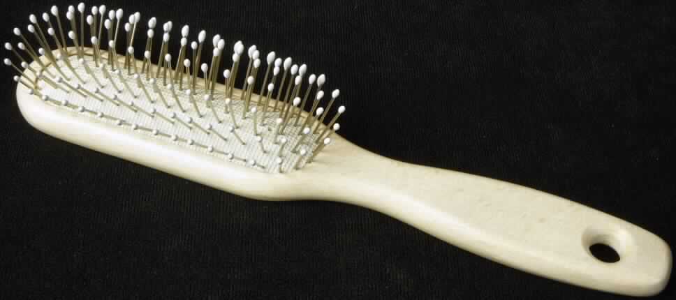Sog. "FSC Holzbürste schmal mit Drahtborsten, DAN 323952", s. Foto.
Es handelt sich um eine Haarbürste mit rechteckiger Fassung und einem Griff aus Holz (Maße: ca. 20,5 x 3,5 cm = L x B), in deren Kopf eine elastische Matte mit ca. 1,5 cm langen Metallstäbchen als Einzugsmaterial eingelassen ist. An den Enden der Metallstäbchen befinden sich Kugelspitzen aus Kunststoff.

Die Ware ist als "Haarbürste" einzureihen.