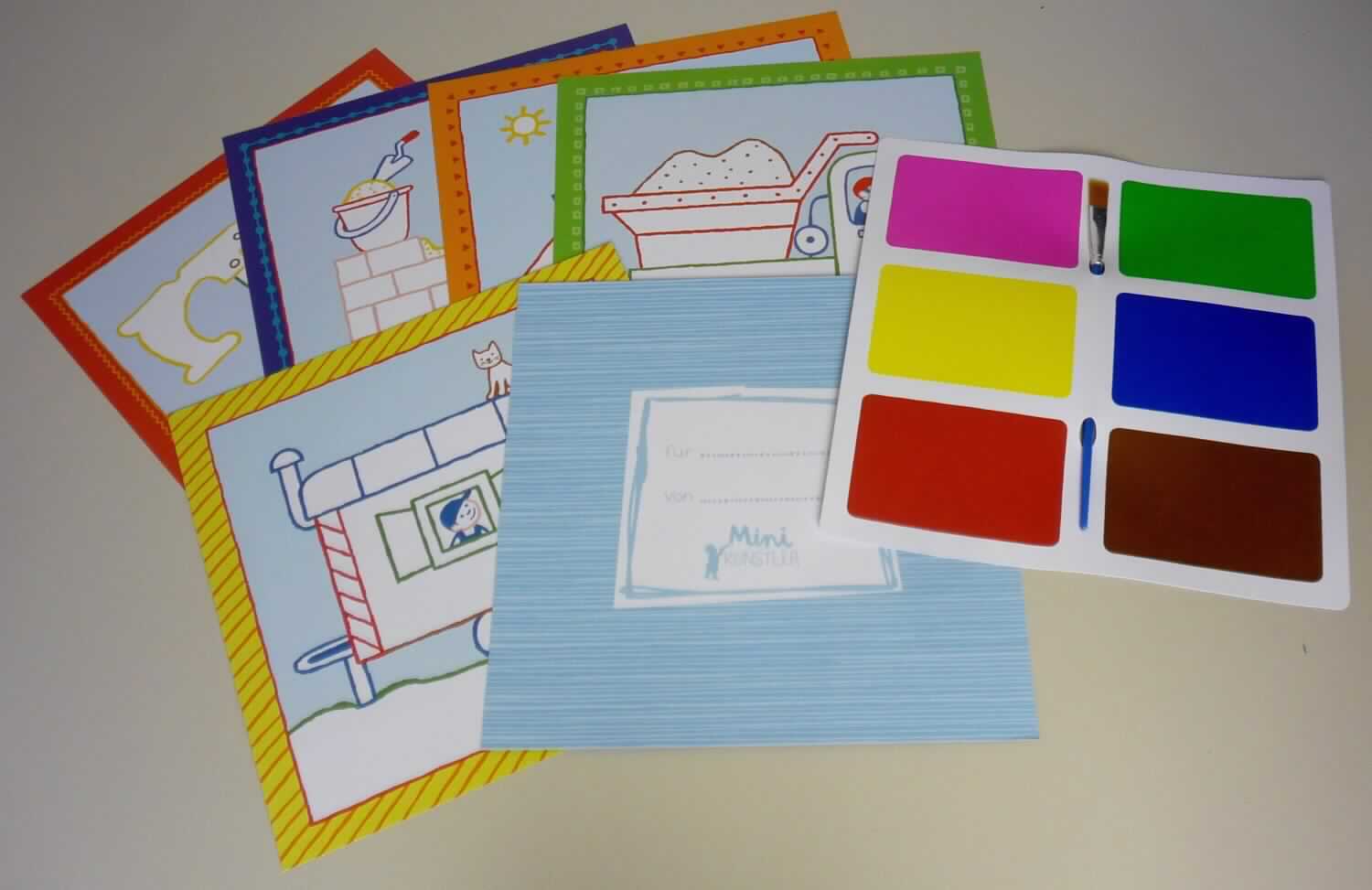 Angaben: 
Bilder mit Wasserfarben; Set bestehend aus 6 Motivkarten, 6 Wassermalfarben und einem Pinsel.

Warenbeschreibung: 
Die vorliegende Ware besteht aus sechs auf Kartonpapier vorgezeichneten Baustellen-Motiven (Abmessung: ca. 21x21cm) zum Ausmalen, 6 Wasserfarben (Farben: gelb, rosa, grün, rot, blau, braun) auf Kartonpapier und einem Pinsel. Das Set ist gemeinsam umverpackt und für den Einzelverkauf aufgemacht und dient zur Befriedigung eines gemeinsamen Bedarfs (Malen eines Bildes).
 
Befund: 
Warenzusammenstellung im Sinne der AV 3b), bei der die Farben im Hinblick auf die Verwendung und den Wert charakterbestimmend sind.