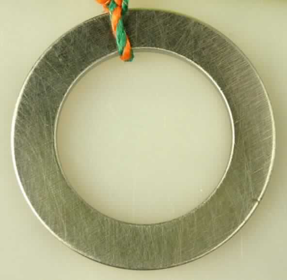Es handelt sich um geschlossene, ringförmige Scheiben aus Stahl (kein nicht rostender Stahl) mit einem Außendurchmesser von ca. 4,0 cm und einem Lochdurchmesser von ca. 2,6 cm. Die Erzeugnisse werden in Doppelkupplungen eingebaut. 
Der Versand erfolgt nicht über Malaysia.
- Antragstellerangaben - 

Abbildung siehe Anlage.

Derartige Erzeugnisse gehören als "andere Unterlegscheiben aus Stahl" zur Codenummer 7318 2200 98 0 des Elektronischen Zolltarifs.