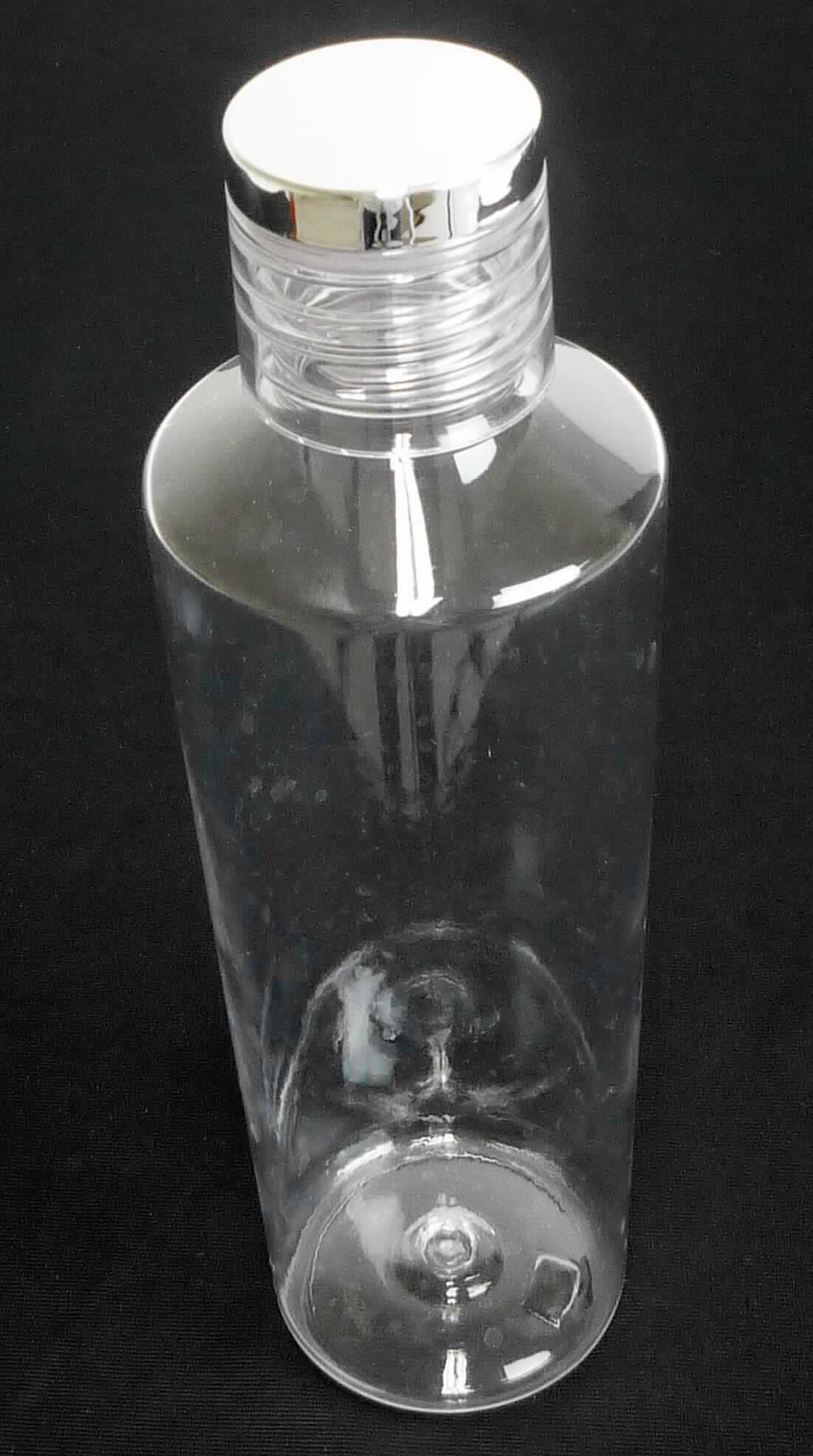 Bei dem durch ein Warenmuster veranschaulichten Artikel handelt es sich um eine transparente Flasche aus Kunststoffen im Sinne der Anmerkung 1 zu Kapitel 39. Die konisch geformte, ca. 25 cm hohe Ware zeichnet sich durch ein Fassungsvermögen von ca. 820 ml aus, ist am Flaschenhals mit einem Gewinde versehen und verfügt über einen Schraubdeckel.

Das in einem Polybeutel mit Papiereinleger aufgemachte Erzeugnis wird zolltariflich als "Transport- oder Verpackungsmittel aus Kunststoffen, Flaschen und ähnliche Waren mit einem Fassungsvermögen von 2 l oder weniger" eingereiht.