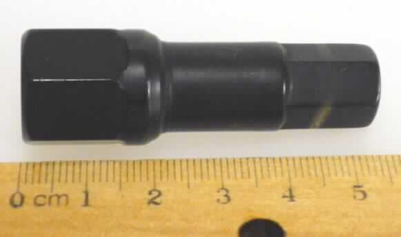 "Inbusschlüssel"; es handelt sich um auswechselbare Werkzeuge (Länge ca. 5 cm) aus Stahl mit sechskantigem Schaft auf der einen Seite und Sechskantantrieb auf der anderen Seite. Diese Erzeugnisse dienen zum Anziehen oder Lösen von Inbusschrauben oder Inbusmuttern an Pkw-Rädern und werden in Drehmomentschlüsseln oder Schlagschraubern verwendet. 
- Antragstellerangaben -

Abbildung siehe Anlage.

Derartige Erzeugnisse gehören als "andere auswechselbare Werkzeuge (Schraubendrehereinsätze), mit arbeitendem Teil aus unedlem Metall, zur Verwendung in mechanischen oder nicht mechanischen Handwerkzeugen" zur Codenummer 8207 9030 00 des Integrierten Zolltarifs der EG.