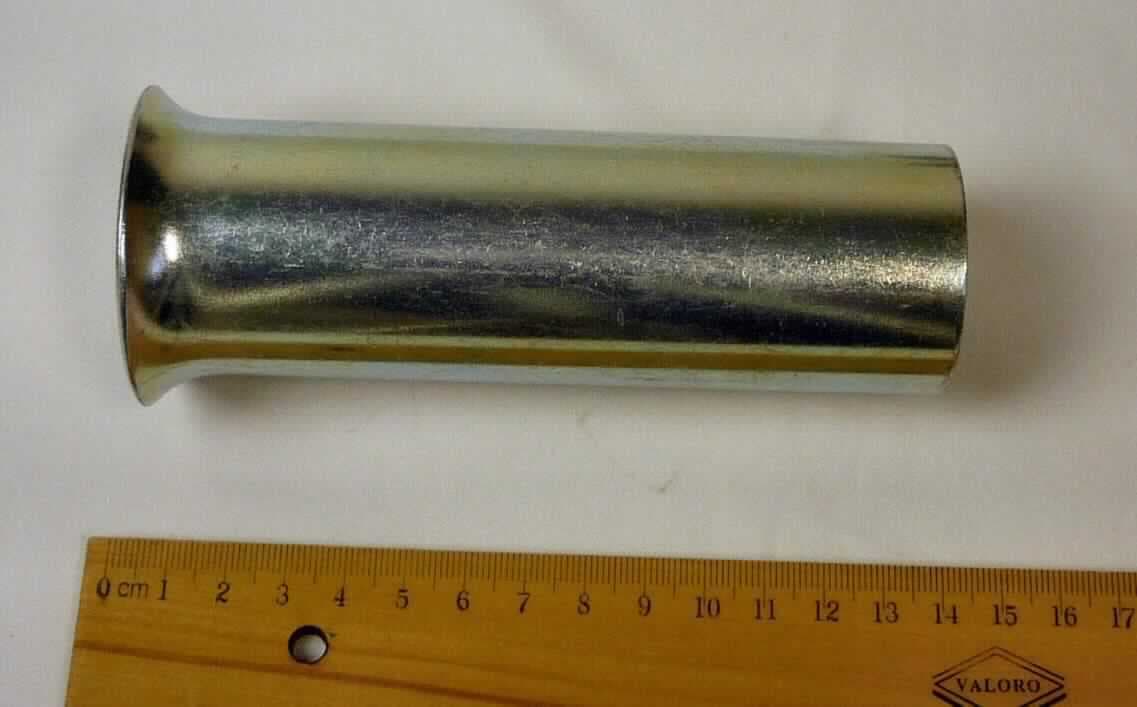 Anderes Rohr aus Stahl

Bei der Ware handelt es sich um ein Hohlerzeugnis aus nicht legiertem Stahl (Automatenstahl) mit 
kreisförmigem Querschnitt (Rohr) mit verzinkter Oberfläche und innen erkennbarer Schweißnaht. Die Länge beträgt ca. 133 mm und der Außendurchmesser beträgt ca. 42 mm. An einem Enden ist das Rohr auf ca. 53 mm aufgeweitet. Es dient als Knickschutz für einen Schlauch hinter einer Fassung.

Die Ware ist als anderes geschweißtes und verzinktes Rohr aus nicht legiertem Stahl, mit kreisförmigem Querschnitt und einem äußeren Durchmesser von 168,3 mm oder weniger in den TARIC-Code 7306 3072 80 einzureihen.