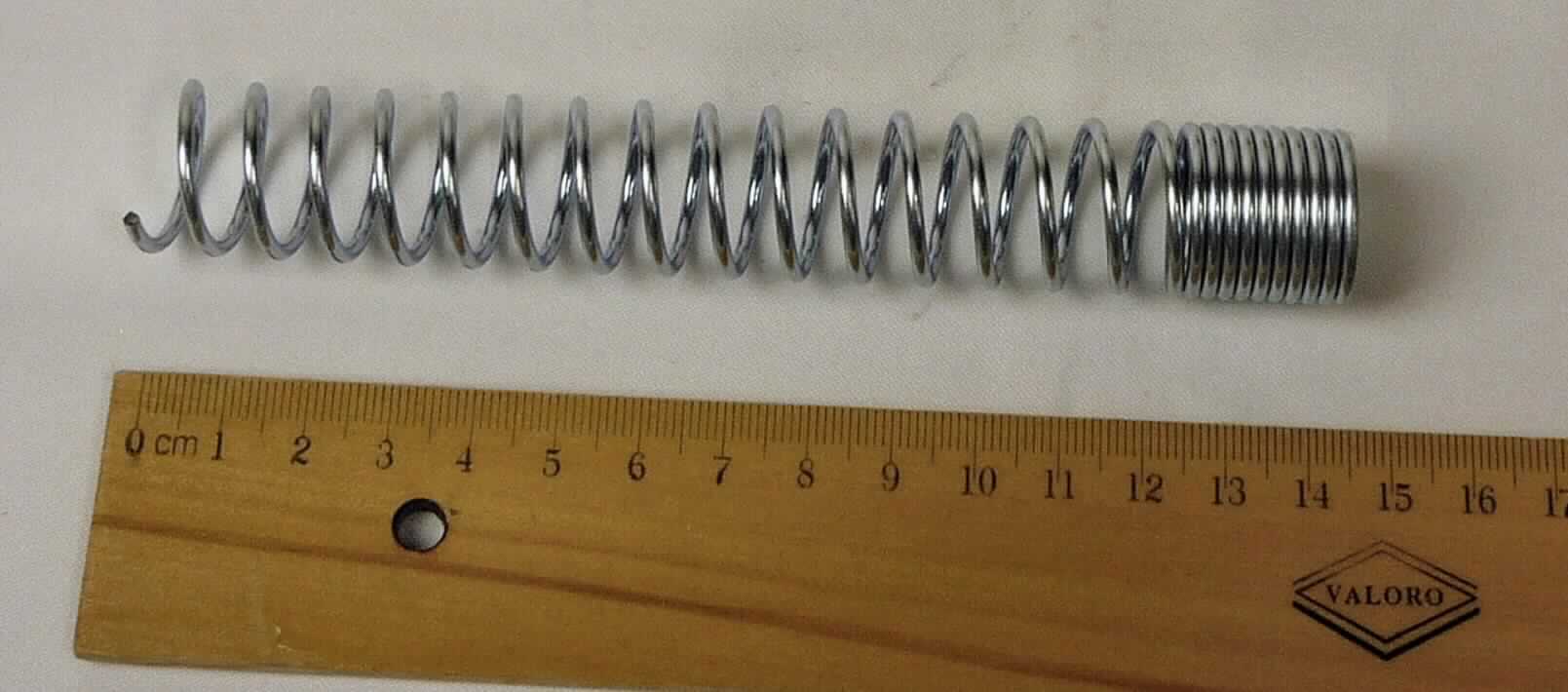 Es handelt sich um warmgeformte, schraubenlinienförmige Federn aus Stahl, mit kreisförmigem Querschnitt (Innendurchmesser: 17 mm), deren Windungen mit einem gewissen Abstand gewickelt sind. An einem Ende des Federkörpers liegen einige Windungen eng aneinander. Die Federn können auf Druck und auf Zug beansprucht werden. Sie dienen als Knick- und Scheuerschutz für Schlauchleitungen zur Vermeidung von Beschädigungen. 
Die Erzeugnisse sind zu jeweils 1 m in einem Karton für den Einzelverkauf verpackt.
- Antragstellerangaben -

Abbildung siehe Anlage.

Derartige Erzeugnisse gehören als "andere schraubenlinienförmige Federn aus Stahl, warmgeformt" zur Codenummer 7320 2020 90 0 des Zolltarifs.