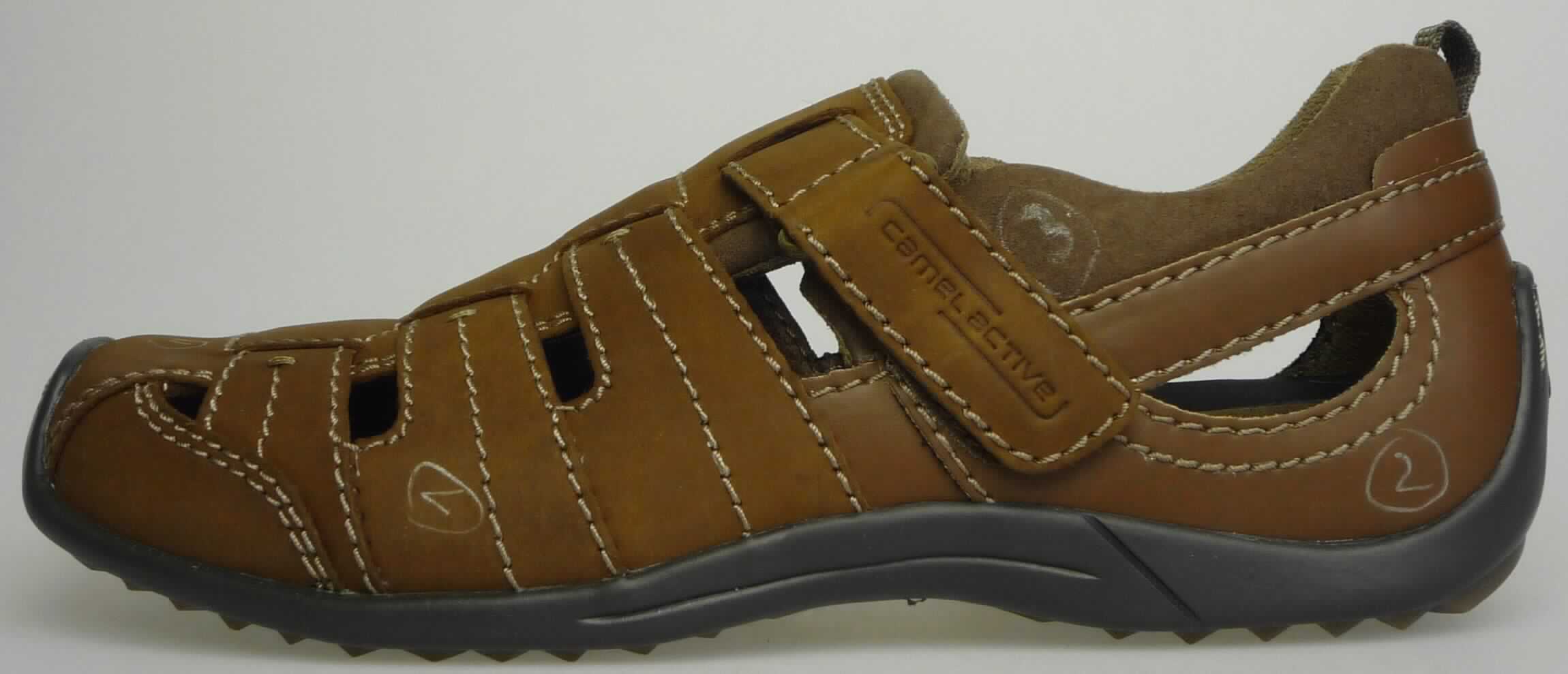 Freizeitschuhe (Foto siehe Anlage)
- mit Laufsohlen aus (lt. Antrag) Kautschuk; ohne Hauptsohle aus Holz,
- mit Oberteil (nicht geschlossenes Blatt) aus Leder (den größten Teil der Außenfläche bildend), Spinnstoff
  und Kunststoff (Spinnstoff mit einer mit bloßem Auge wahrnehmbaren Außenschicht aus Kunststoff),
- mit Klettverschluss,
- ohne Metallschutz in der Vorderkappe, 
- nicht den Knöchel bedeckend, 
- mit einer größten Höhe des Absatzes und der Sohle von weniger als 3 cm, 
- mit einer Länge der Innensohle von mehr als 24 cm, 
- für Männer (u. a. weiter Schnitt)

"Schuhe mit Laufsohlen aus Kautschuk und Oberteil aus Leder, andere als in den 
 UPos. 6403 1200 bis 6403 9931 genannt, für Männer"