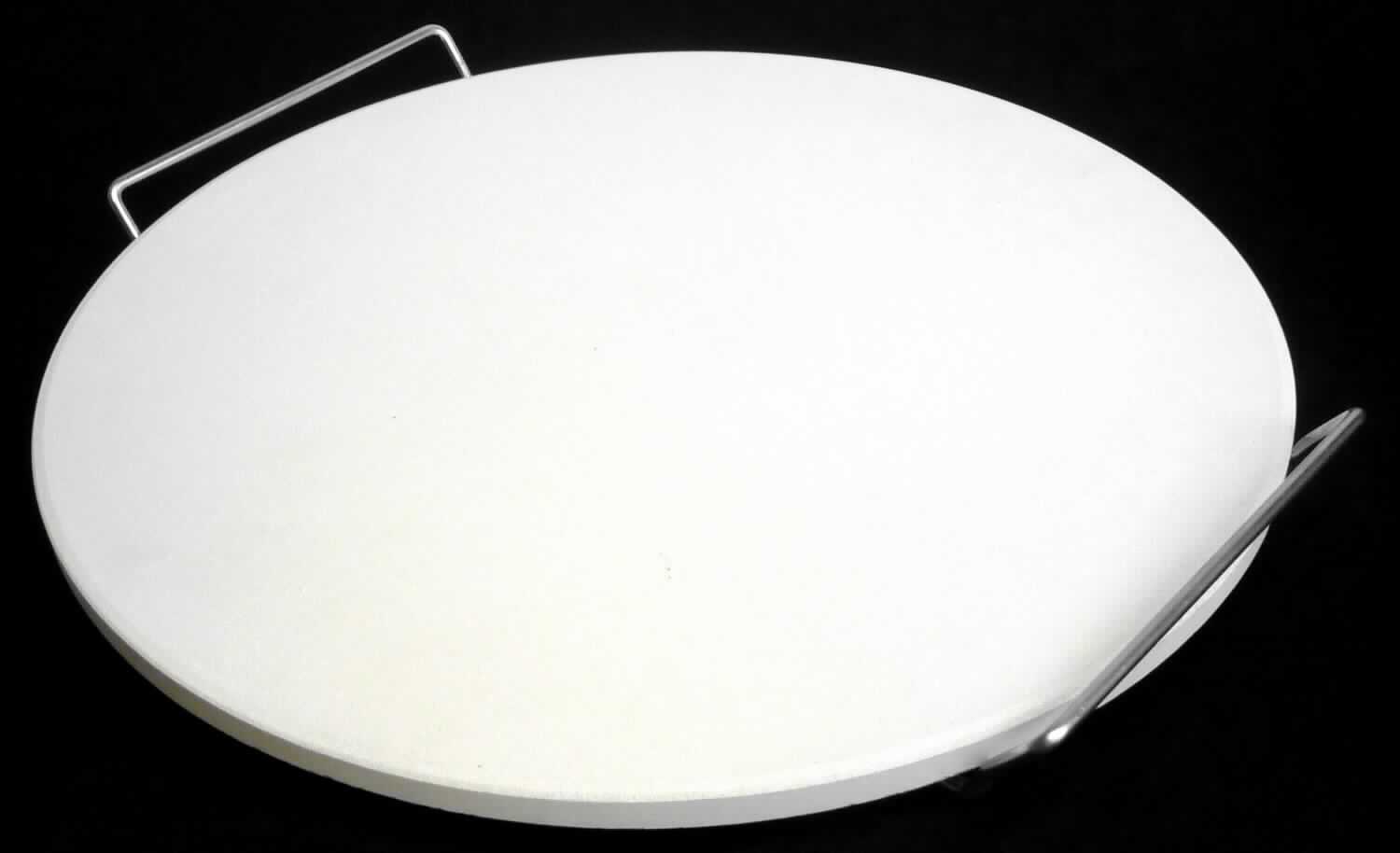 Keramischer Haushaltsartikel, sog. Pizzastein aus Cordierit-Keramik, Foto siehe Anlage,
- in Form einer zusammengesetzten Ware; bestehend aus einem Pizzastein und einer Trage-/Hebe-
  vorrichtung,
- Pizzastein (Artikel für den Küchengebrauch):
- - in Form einer runden, cremefarbenen, unglasierten Platte, 
- - in den Abmessungen: ca. 38 cm (Durchmesser) x 1,5 cm (Dicke),
- - keramisches Erzeugnis; nach der Formgebung gebrannt; tonmineralhaltiges Material enthaltend, 
- - - nach dem Ergebnis der wissenschaftlichen Untersuchung bestehend aus Kordierit-Keramik 
      (andere Keramik als Porzellan, gewöhnlicher Ton, Steinzeug, Steingut oder feine Erden),
- - dient als Backunterlage,
- Trage-/Hebevorrichtung (Haushaltsartikel):
- - in Form eines Gestells mit Tragegriffen aus unedlem Metall,
- - auf die Größe des Pizzasteins abgestimmt,
- der Pizzastein bestimmt insbesondere im Hinblick auf die Verwendung den wesentlichen Charakter
  der zusammengesetzten Ware,
- zusammen in einem Karton verpackt.

"Keramischer Haushaltsartikel (Pizzastein aus Kordieritkeramik), Artikel für den Küchengebrauch, 
 aus anderer Keramik als Porzellan, gewöhnlicher Ton, Steinzeug, Steingut oder feine Erden"