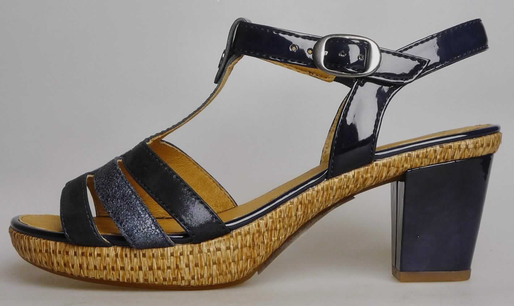 Freizeitschuhe (lt. Antrag: "Freizeitsandalette für Damen", Foto siehe Anlage)
- mit Laufsohlen aus (lt. Antrag) Kautschuk,
- mit zehenfreiem Oberteil (nicht geschlossenes Blatt; nicht mit der Sohle durch Zapfen zusammengesteckt) 
  aus Kunststoff (Spinnstoff mit einer mit bloßem Auge wahrnehmbaren Außenschicht aus Kunststoff; den größten
  Teil der Außenfläche bildend) und Leder,
- seitlich mit Schnallenverschluss und Druckknopf,
- nicht den Knöchel bedeckend,
- ohne Metallschutz in der Vorderkappe,
- mit einer größten Höhe des Absatzes und der Sohle von mehr als 3 cm

"Schuhe mit Laufsohlen aus Kautschuk und Oberteil aus Kunststoff, andere als in Pos. 6401 und in den 
 UPos. 6402 1210 bis 6402 9910 genannt, mit nicht geschlossenem Blatt, mit Absatz und Sohle mit einer 
 größten Höhe von mehr als 3 cm"