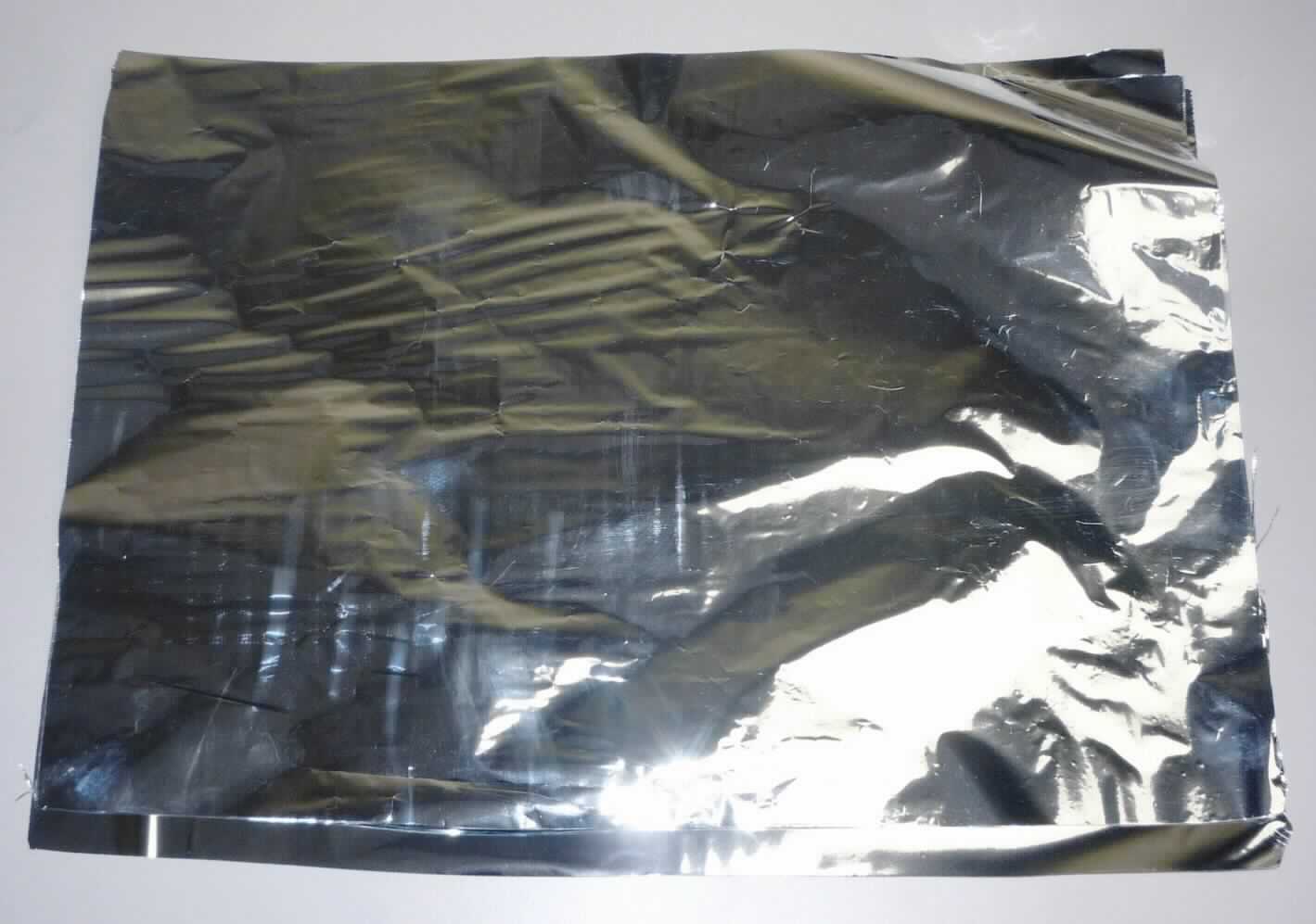 Angaben des Antragstellers:
Vacopet MPPT / Petopa PND met. plasma
Polyethylenterephthalatfolie mit aufgedampfter Aluminiumschicht (0,03 µm).
Rollenware

Untersuchungsergebnisse an einem Warenmuster:
Rechteckige Abschnitte einer silberglänzenden Kunststofffolie aus Polyethylenterephthalat (Dicke (mit und ohne Metallschicht): ca. 12 µm).

Befund:
Es liegt eine Polyethylenterephthalatfolie im Sinne der Position 3920 vor.
Zum spezifischen Oberflächenwiderstand der Folie liegt eine vertrauliche Herstellerangabe vor.