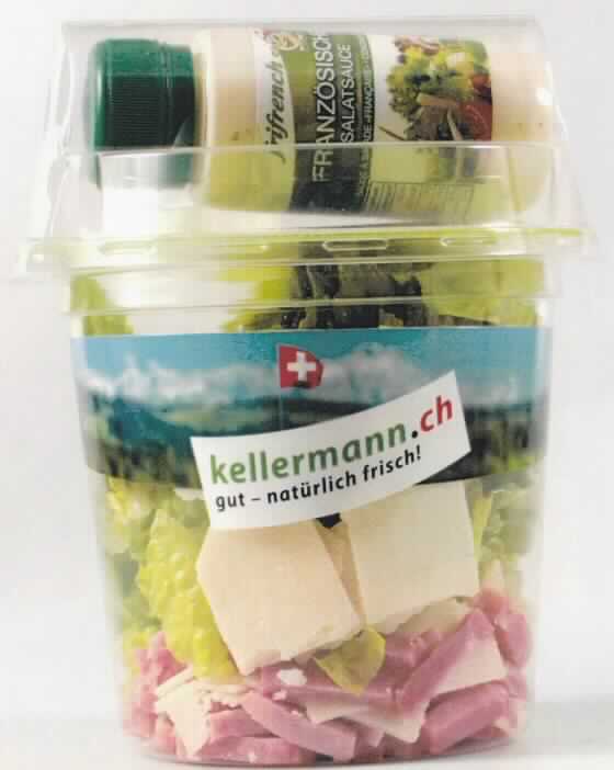 Nach den Antrags- und den ergänzenden Angaben handelt es sich bei "Big Shaker Caesar Salad" um eine Warenzusammenstellung in Aufmachung für den Einzelverkauf.

In einem Kunststoff-Portionsbecher mit Kunststoffdeckel befindet sich eine Mischung aus einem zerkleinerten Fleischerzeugnis (gegartes, gepökeltes Schweinefleisch), gehobeltem Käse und rohem, geschnittenem Salat. Im Deckel befindet sich ein Fläschchen mit einer Salatsoße ("Französische Salatsauce") und Einwegbesteck. Die Zusammenstellung aus den drei Komponenten Salatmischung, Salatsoße und Einwegbesteck dient der Zubereitung einer Mahlzeit.

Die Lebensmittelzubereitung/Salatmischung bestimmt insbesondere in Bezug auf Gewicht und Bedeutung für die Verwendung den Charakter der Warenzusammenstellung. Nach AV 3b) wird daher die gesamte Warenzusammenstellung wie die Lebensmittelzubereitung eingereiht.

Da der Fleischanteil der Lebensmittelzubereitung deutlich mehr als 20 GHT beträgt, wird diese nach Anmerkung 2 zu Kapitel 16 der Kombinierten Nomenklatur von Kapitel 16 erfasst. Die enthaltenen Fleischstücke sind zu klein um eindeutig festzustellen, aus welcher Region des Schlachtkörpers sie stammen. Damit ist keine Einreihung als "Teile von Schinken" möglich (vgl. Zusätzliche Anmerkung 2 zu Kapitel 16).