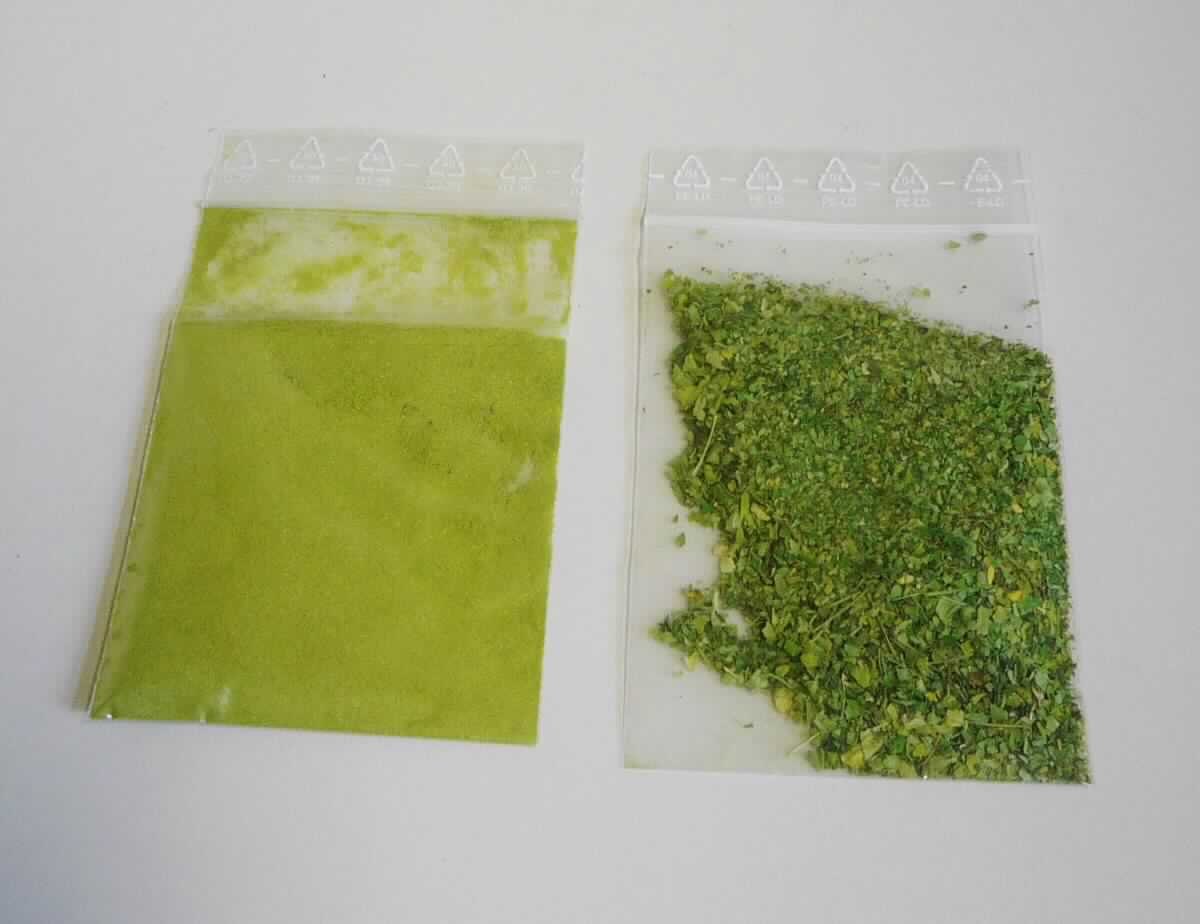 Moringa

Antragsangaben:
Naturprodukt ohne Zusätze, gewonnen aus dem Meerrettichbaum (Moringa oleifera), Herkunftsland: Indien. 
Verwendung: als Genuss- oder Nahrungsergänzungsmittel sowie im Tierfuttermittelbereich, als nährstoff-
reicher Zusatz für Lebens- und Futtermittel und als Tee. 
Die Blätter werden nach der Ernte getrocknet und ohne weitere Zusatzstoffe zu Pulver vermahlen, zu Pellets 
gepresst oder zu Tee geschnitten.

Beschreibung der vorgelegten Warenmuster (nicht original):
- ein Tütchen mit grob bis feiner zerkleinerten, getrockneten, moosgrünen Blättern, getrockneten und geschnit-
tenen Moringablättern (Moringatee) entsprechend
- ein Tütchen mit einem feinen, moosgrünen Pulver, getrocknetem Moringablattpulver entsprechend
Der Inhalt schmeckt jeweils leicht würzig und arteigen nach getrockneten Moringablättern.

Zu den Moringa-Pellets wurde kein Muster vorgelegt.

Gemüse, getrocknet, zerkleinert, jedoch nicht weiter zubereitet, Meerrettichbaumblätter (als Tee, Pulver oder 
Pellets); wegen der vorwiegenden Verwendung in der Küche kein Medizinalkraut der Position 1211 der KN.