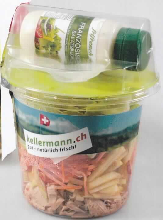 Nach den Antragsangaben und den ergänzenden Angaben handelt es sich um einen sogenannten "Big Shaker Apfel-Thon" in Form einer Warenzusammenstellung in Aufmachung für den Einzelverkauf.

In einem Kunststoff-Portionsbecher mit Kunststoffdeckel befindet sich eine Mischung aus zerkleinerten Filetstücken (keine Loins) von Thunfischen der Art Thunnus albacares (Yellowfin) bei denen die Fischfleischstruktur im Wesentlichen erkennbar ist (= nicht fein zerkleinert) und rohen, gewaschenen, geschnittenen Salaten (Endivien, Zuckerhut und Frisée) sowie Äpfel- und Karottenstreifen. Im Deckel befindet sich ein Fläschchen mit einer Salatsauce (French-Dressing) und ein Einwegbesteck. Die Zusammenstellung dient der Zubereitung einer Mahlzeit.

Der Fischanteil in der Salatmischung beträgt deutlich mehr als 20 GHT.

Die Thunfisch-Lebensmittelzubereitung bestimmt insbesondere in Bezug auf den Umfang, das Gewicht und die Bedeutung für die Verwendung den Charakter der Warenzusammenstellung.

Zolltarifrechtlich handelt es sich um zubereitete Thunfische der Art Thunnus albacares (Yellowfin) in Stücken (nicht fein zerkleinert), andere als in den Unterpositionen (KN) 1604 1100 bis 1604 1416 genannt.