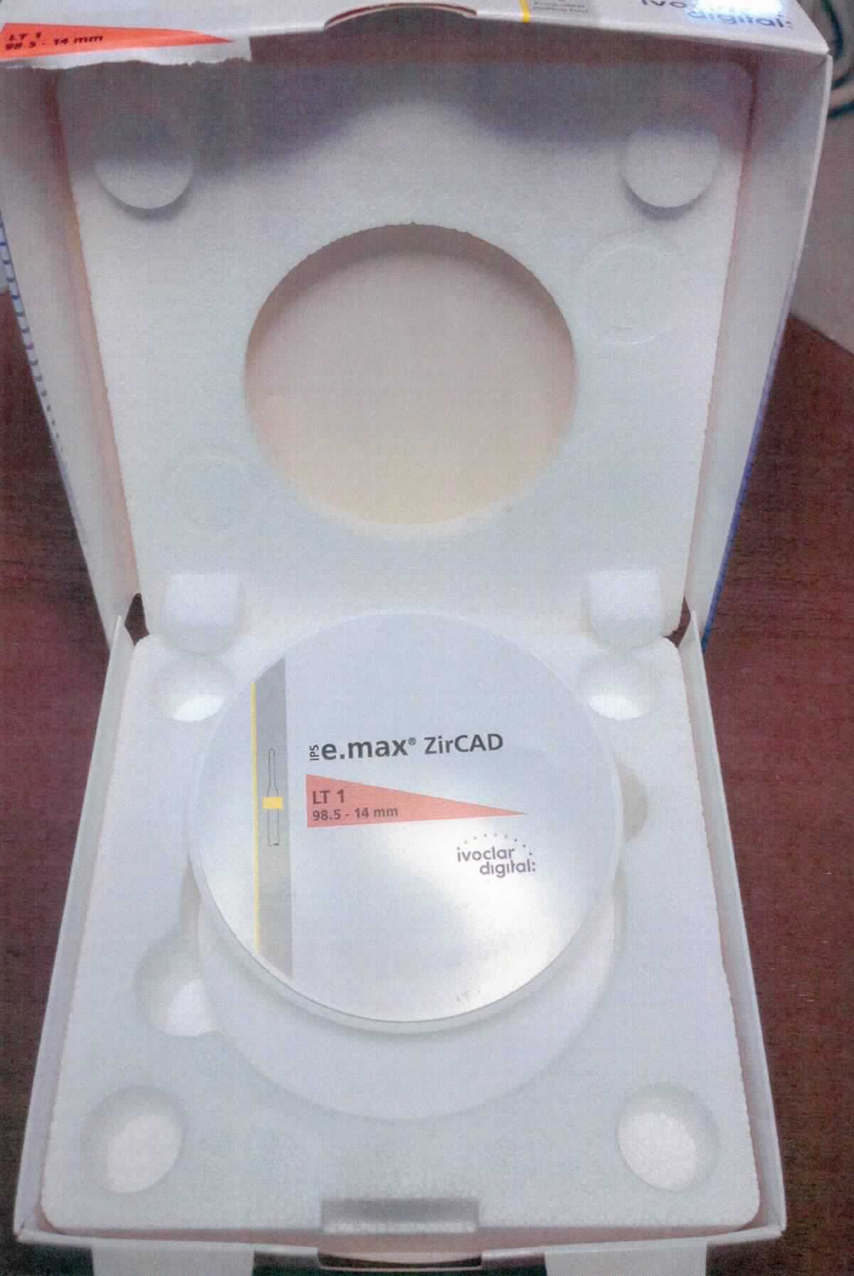 Keramische Waren zu technischen Zwecken, sog. Fräsrohlinge IPS e.max ZirCAD LT, Foto siehe Anlage,
- Warenmuster wurden nicht vorgelegt; die Einreihung erfolgt anhand der Antragsangaben,
- in Form von runden Scheiben mit einem Durchmesser von 98,5 mm,
- nach vorheriger Formgebung keramisch gebrannt (gesintert), 
- aus anderen keramischen Stoffen als Porzellan (Yttrium-stabilisiertes Zirkonoxid), 
- mit einer Mohsschen Härte von ca. 2 -3,
- die Fräsrohlinge werden als Basismaterial zur Verwendung in der Dentaltechnik eingesetzt, um zahnprothe-
  tische Waren (Kronen und Brücken) herzustellen, sie weisen jedoch aufgrund ihrer neutralen Form nicht die
  Beschaffenheitsmerkmale von künstlichen Zähne auf,
- verpackt in handelsüblichen, bedruckten Schachteln. 

"Keramische Waren zu technischen Zwecken, andere als aus Porzellan, Waren mit einer Mohsschen Härte von
 weniger als 9, andere als in den Unterpositionen 6909 1900 15 bis 6909 1900 70 genannte"