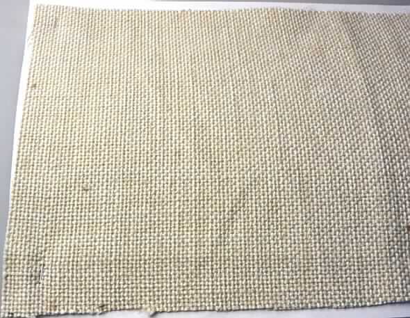 Gewebe, sog. Gewebe Mondeo, Foto siehe Anlage,
- als Meterware,
- laut Untersuchungsergebnis:
-- bestehend aus Garnen mit aus Polyesterfilamenten, aus Garnen aus Reißspinnstoff (Baumwolle,
   Leinen, Polyester-, Viskose-,  Polyamid- und Polyacryl-Spinnfasern enthaltend) und aus 
   Effektzwirn (Polyesterfilamente, Polyester-, Viskose-, Polyamid- und Polyacryl-Spinnfasern,
   Baumwolle und Leinen enthaltend); mit einem Gesamtanteil an
--- Polyester-Spinnfasern (synthetische Spinnfasern) von 60,9 GHT,
--- Baumwolle von 19,0 GHT,
--- Polyesterfilamenten (synthetische Filamente) von 15,0 GHT,
--- Viskose-Spinnfasern (künstliche Spinnfasern) von etwa 3,1 GHT,
--- Polyamid- und Polyacryl-Spinnfasern (synthetische Spinnfasern) von etwa 1 - 2 GHT,
--- Leinen von weniger als 1 GHT,
-- mit einem Flächengewicht von 414 g,
-- buntgewebt; in anderer als Leinwand- oder Köperbindung.

"Gewebe aus synthetischen Spinnfasern, mit einem Anteil an diesen Fasern von weniger als 85 GHT, 
 hauptsächlich mit Baumwolle gemischt, mit einem Quadratmetergewicht von mehr als 170 g, 
 buntgewebt, aus Polyester-Spinnfasern, nicht in Leinwand- oder Köperbindung"