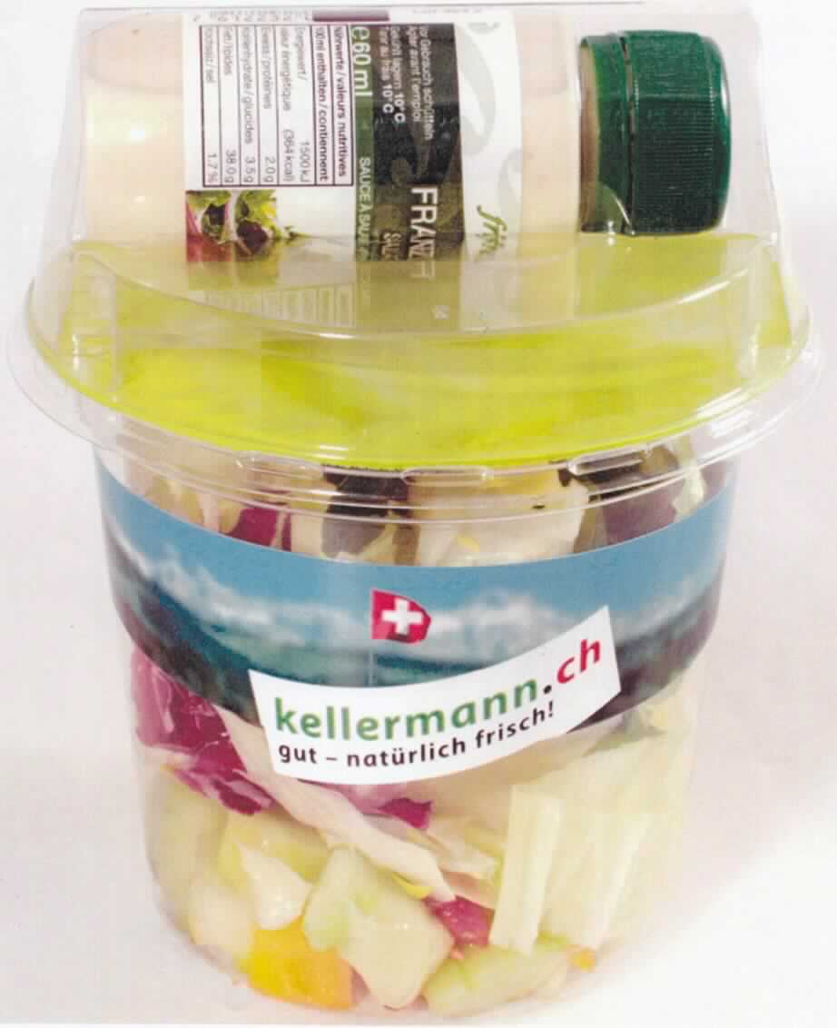 Salatmischung mit Sauce

Ein Warenmuster lag nicht vor, jedoch eine Photographie und eine Produktspezifikation mit Angaben zur 
Herstellung und zur Zusammensetzung (siehe Feld 8).

Original-etikettierter Kunststoff-Portionsbecher mit Kunststoffdeckel verschlossen, darin eine unter Schutz-
gas abgepackte Mischung aus rohen, gewaschenen und geschnittenen Gemüsen und Salaten, bestehend 
aus Salatgurken (Pos 0707), Tomaten (Pos 0702), Salaten von Cichorium-Arten (Pos 0705), Gemüsepaprika 
und Feldsalat (jeweils Pos 0709); Nominalinhalt 180 g; Zusätze sind nicht enthalten.
Im Deckel befinden sich ein Original-etikettiertes 60 ml - Fläschchen mit "French Dressing" und ein Einweg-
besteck. 

Warenzusammenstellung gemäß AV 3 b), deren Charakter nach Menge und Verwendung durch die Salat-
Gemüsemischung bestimmt wird.

Anderes Gemüse, frisch oder gekühlt, Mischung