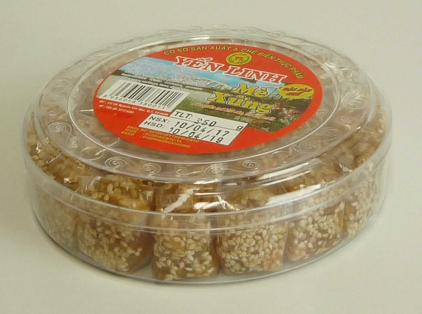 Zuckerware ohne Kakaogehalt; Sesam-Erdnuss-Candy

Bei der vorgelegten Ware handelt es sich um weiche, mit Sesamsamen bedeckte, hellbraune, quaderförmige Zuckerwaren (Kantenlänge ca. 2 bis 4 cm), durchsetzt mit Erdnussstückchen. Die Erzeugnisse sind einzeln in transparente Kunststofffolie gewickelt und in einer etikettierten, runden, transparenten Hartplastikdose zu deklarierten 230 g Nettogewicht in Aufmachung für den Einzelverkauf verpackt.

Nach dem Ergebnis der Untersuchung enthält die Ware (gemäß VO (EG) Nr. 900/2008 und VO (EU) Nr. 118/2010): 
- Stärke/Glucose: 25 bis weniger als 50 GHT;
- Saccharose/Invertzucker/Isoglucose: 5 bis weniger als 30 GHT.
Milchfett und Milchprotein werden auf Grund der Zutatenliste ausgeschlossen.

Die Ware ist als andere Zuckerware ohne Kakaogehalt in die Unterposition 1704 9099 der Kombinierten Nomenklatur einzureihen.