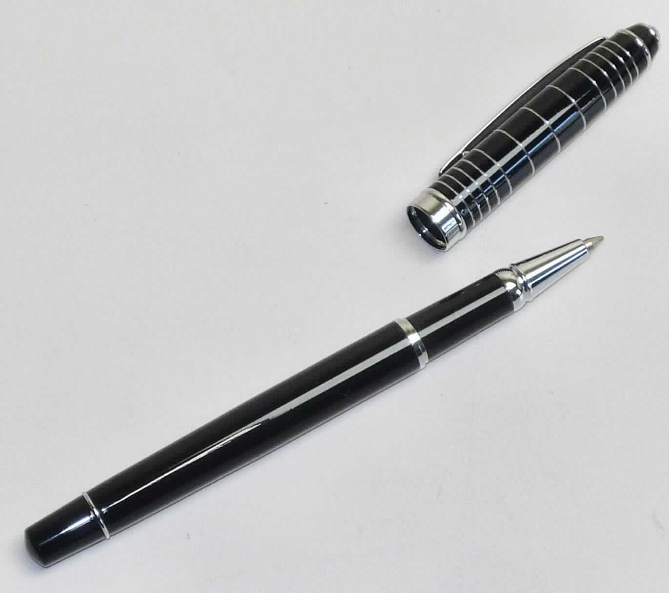 Es handelt sich um einen ca. 14 cm langen Kugelschreiber, sog. "Roller Pen mit Gelmine" (Tintenroller), im Wesentlichen bestehend aus
- einem zweiteiligen, aufschraubbaren, schwarz-silberfarbenen Gehäuse aus unedlem Metall
- mit einer Kappe mit Clip aus unedlem Metall zum Abdecken der Schreibspitze, die mit einer Kugel versehen ist, sowie
- einer im Gehäuse befindlichen, auswechselbaren Mine mit blauer Schreibflüssigkeit (in flüssige Tinte getauchter Faserbausch) sowie dem Aufdruck "Roller 0.6 m/m T.C.Ball". 

Die Ware ist einer transparenten Kunststofftüte verpackt.

Das Schreibgerät ist als "Kugelschreiber, mit flüssiger Tinte" einzureihen.